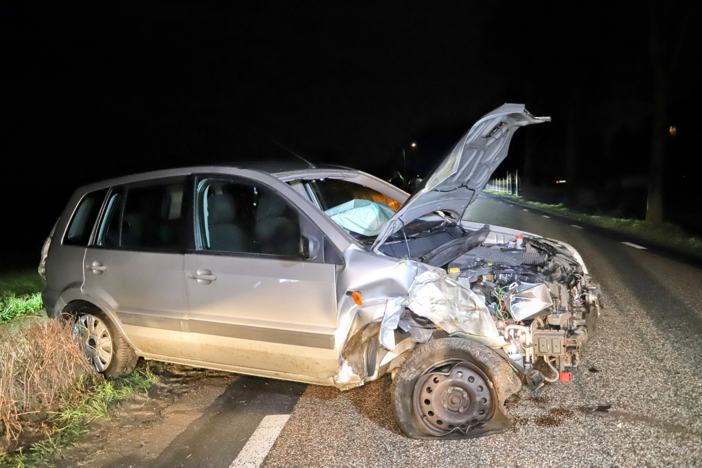 Auto botst tegen boom, bestuurder probeert te vluchten