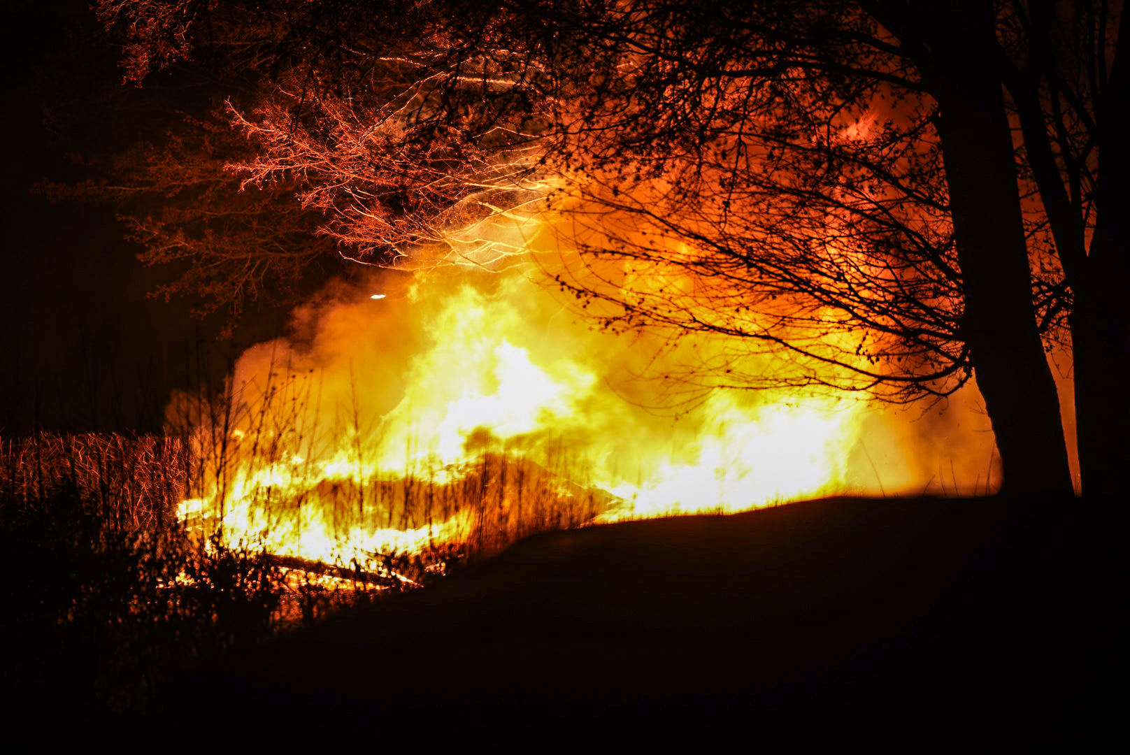 Schuur en twee auto’s in brand op camping in Lathum