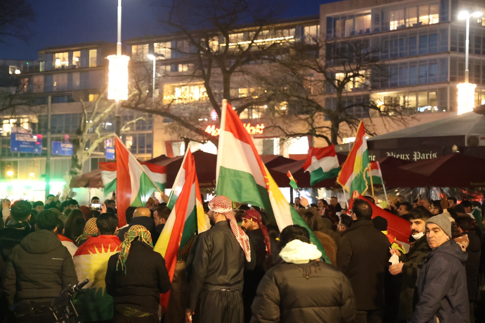 Foto Erdogan verbrand tijdens Koerdische demonstratie, politie grijpt in