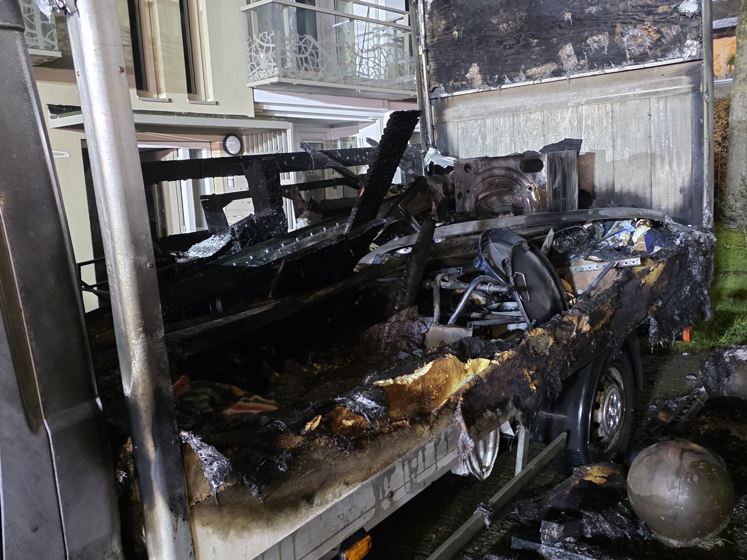 Brand in bakwagen leidt tot ontruiming meerdere woningen