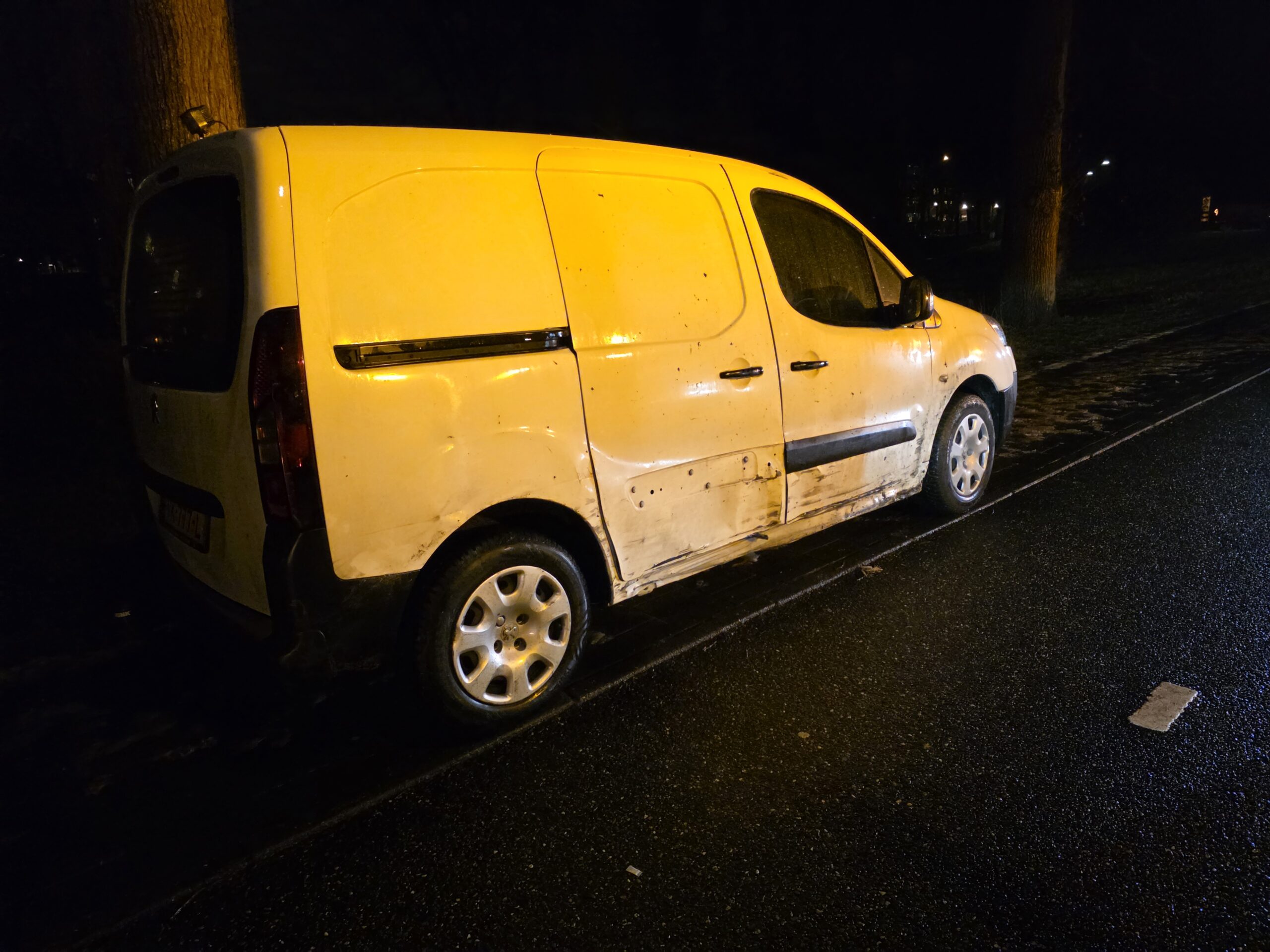 Pakketbezorger veroorzaakt kettingaanrijding en botst tegen lantaarnpaal