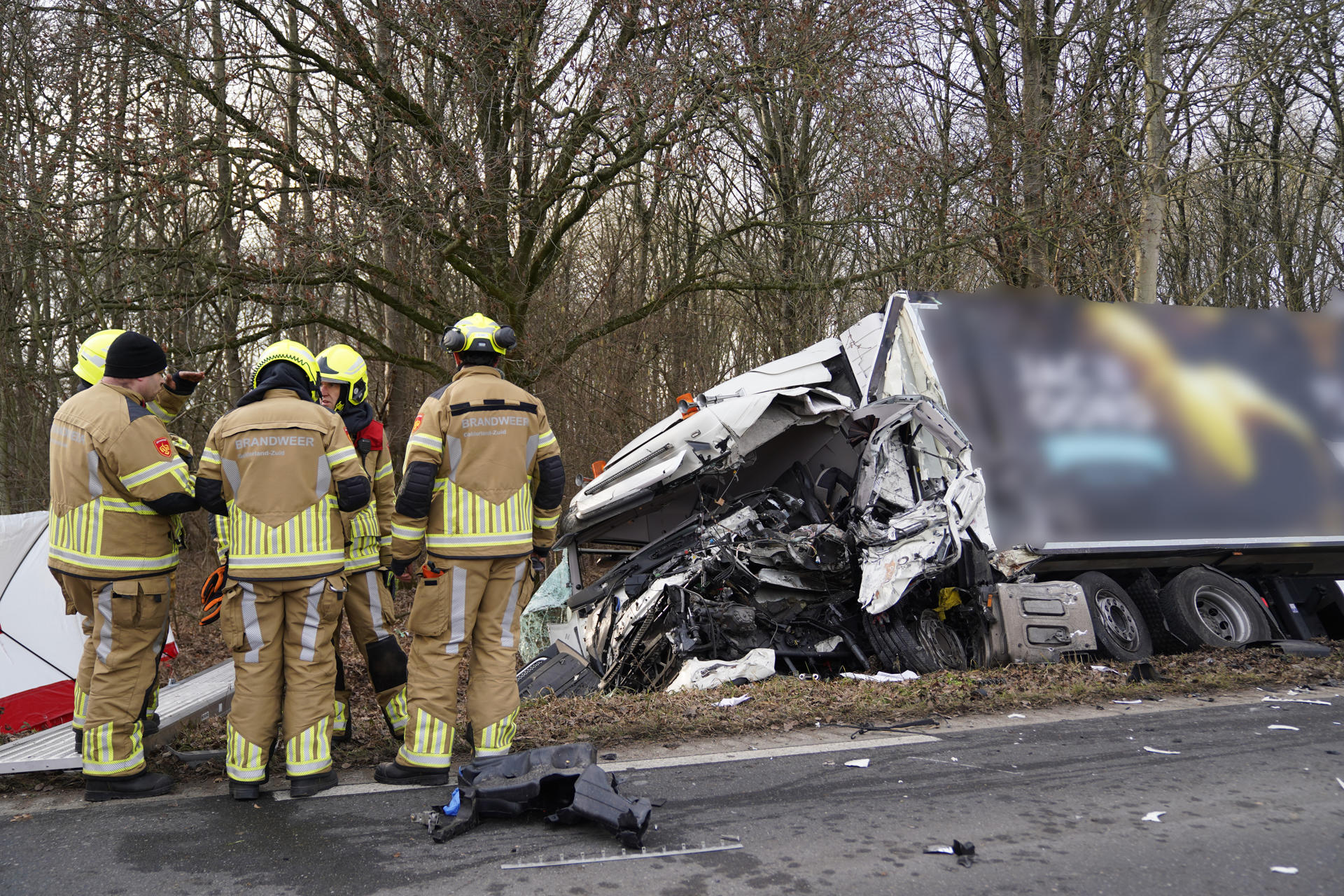 Vrachtwagenchauffeur (59) overleden na botsing met graafmachine