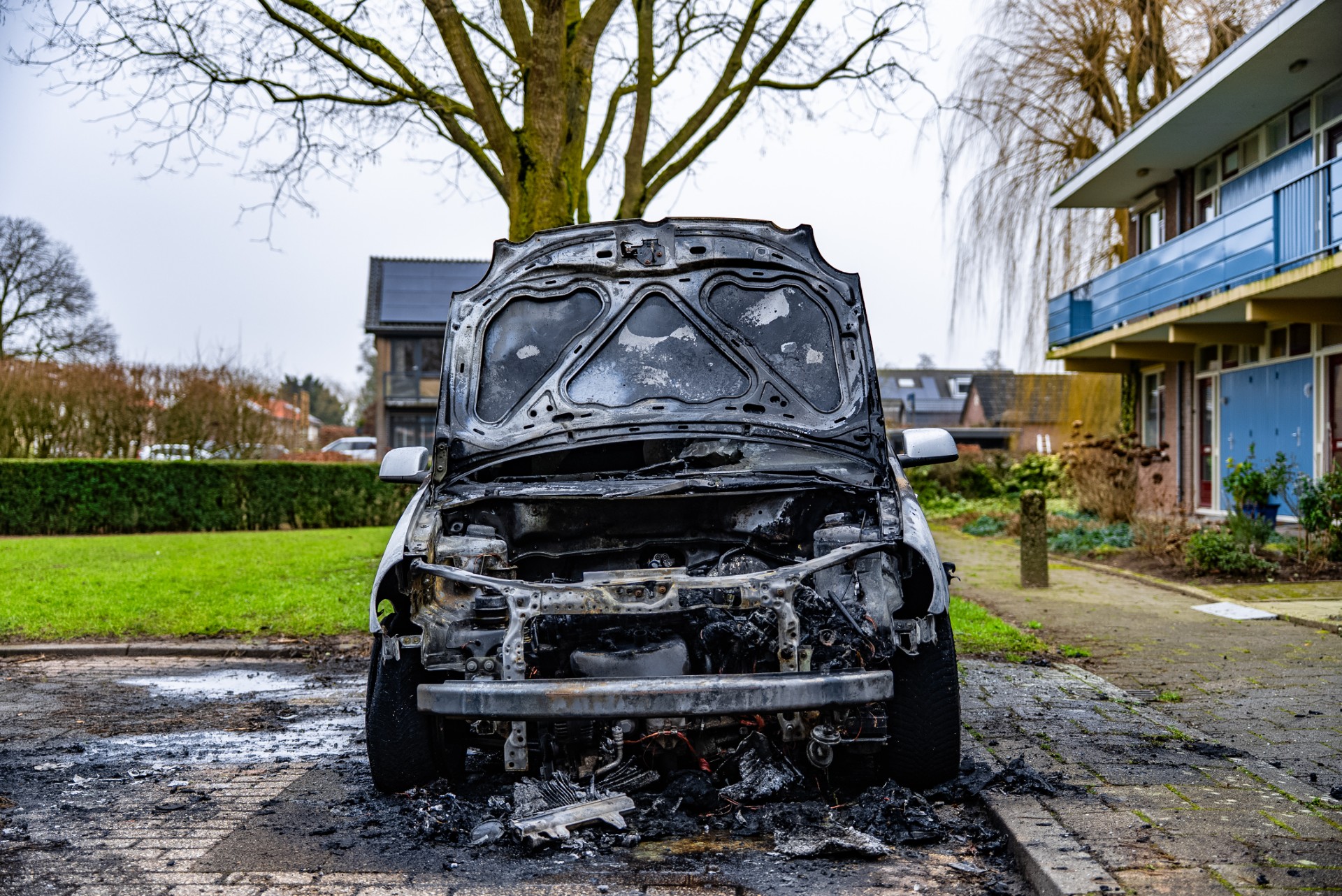 Auto verwoest door brand