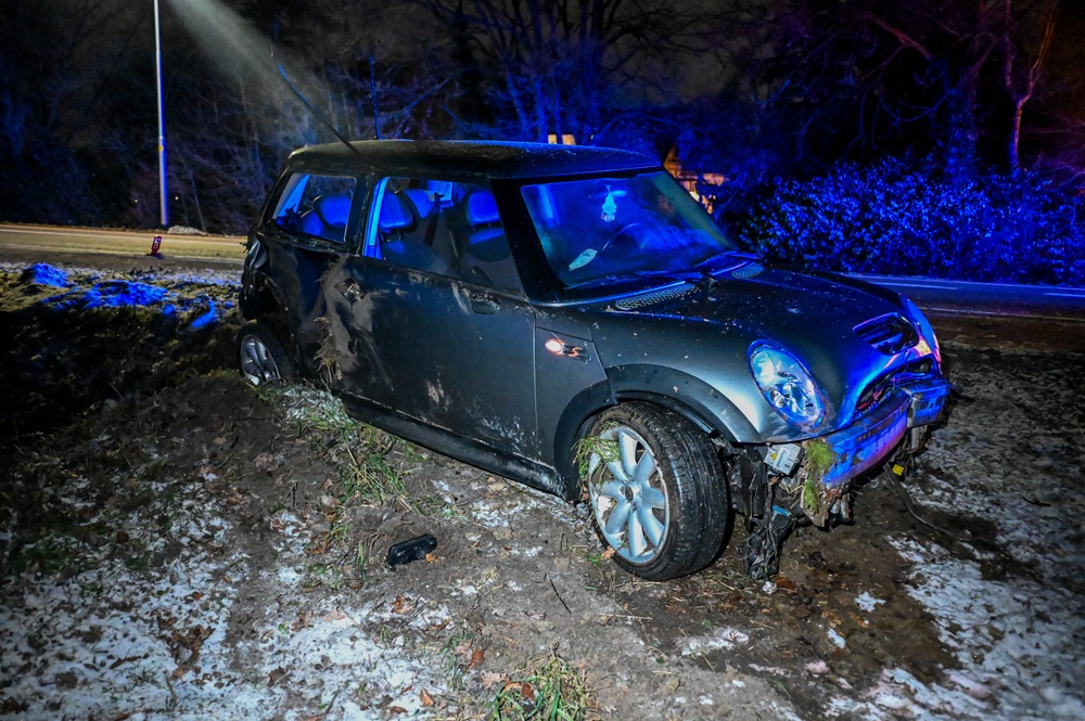 Auto crasht in weiland, bestuurder vlucht te voet