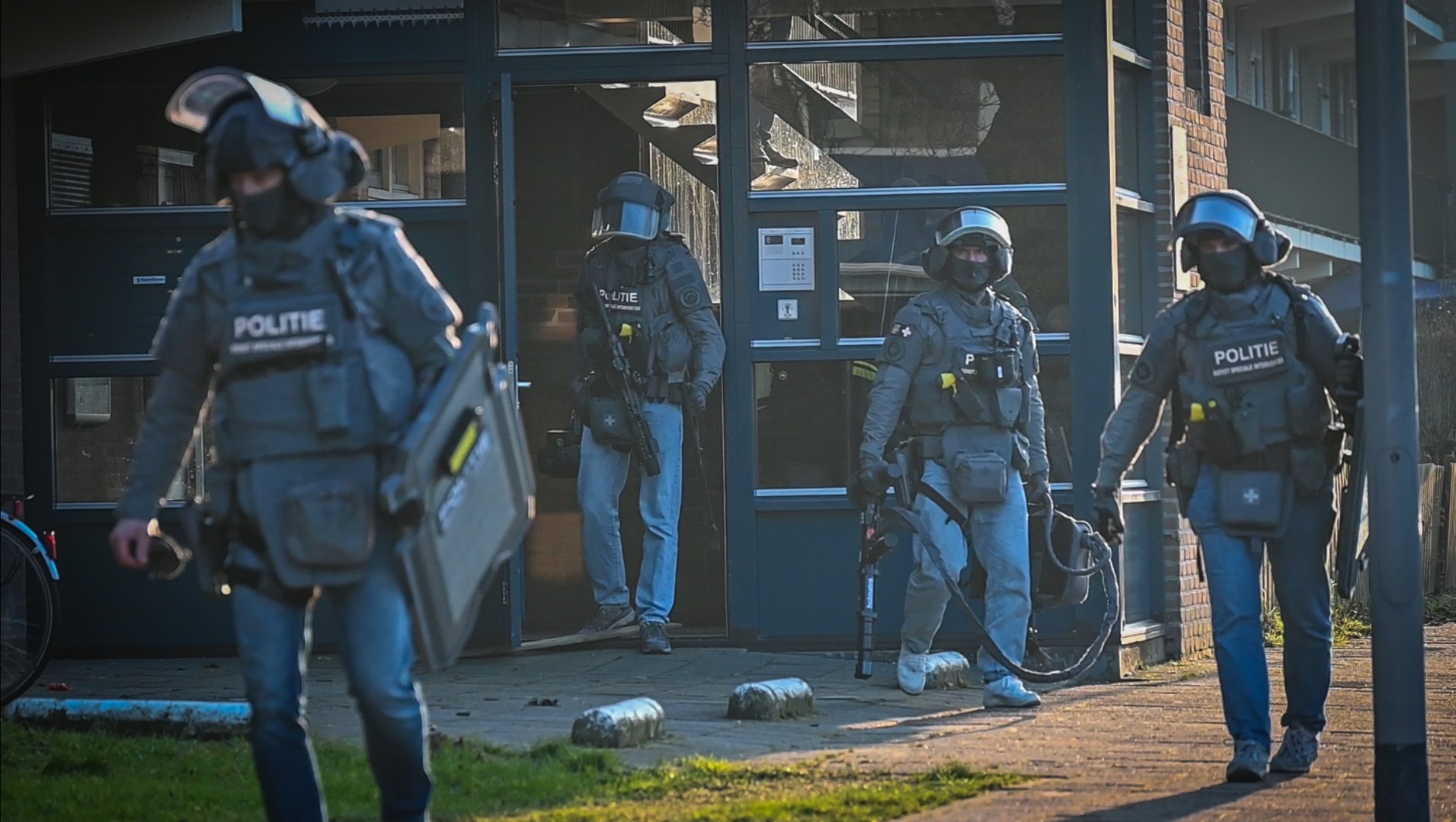 Politieactie bij appartementencomplex na melding vuurwapen