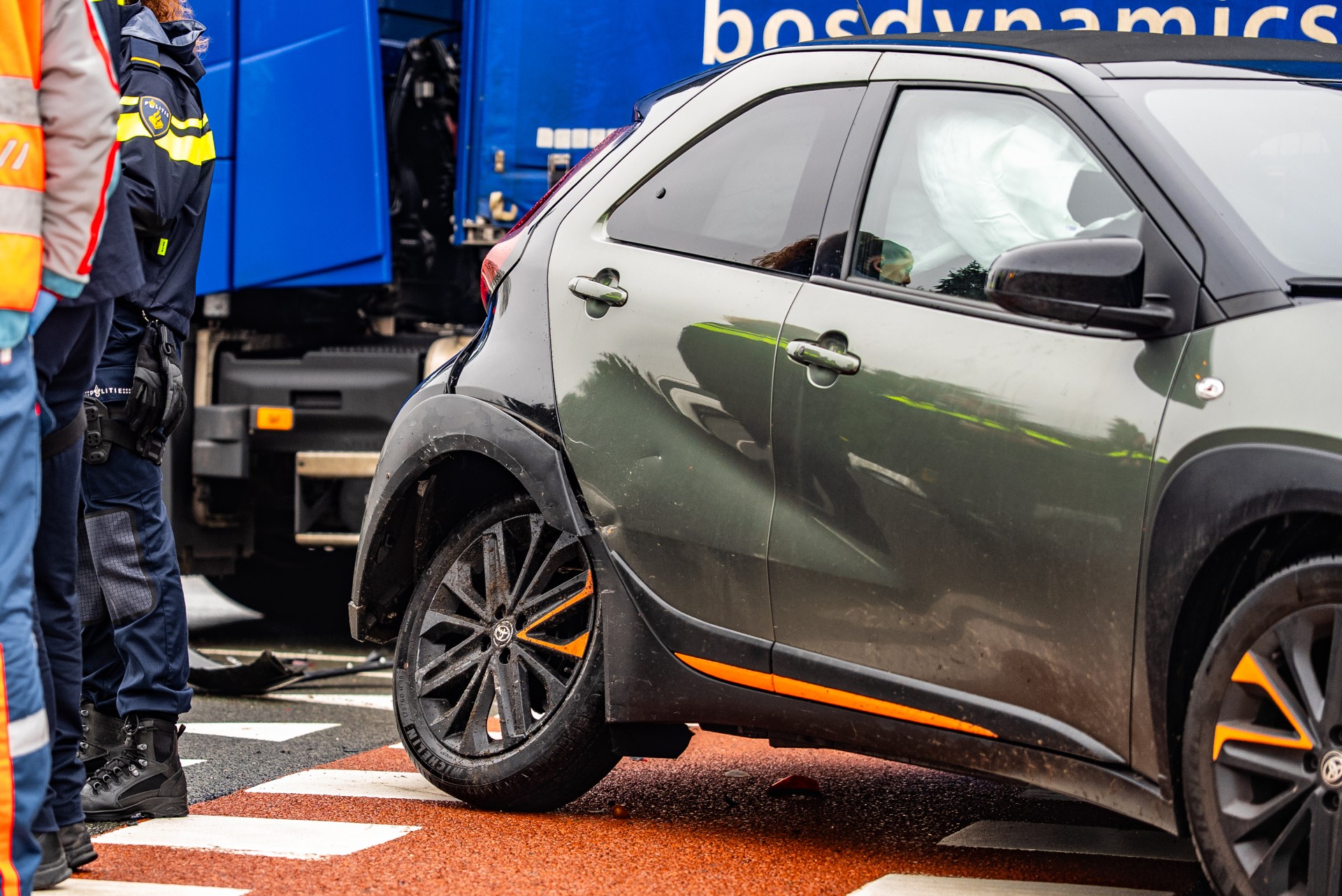 Twee auto’s en vrachtwagen betrokken bij aanrijding op kruising