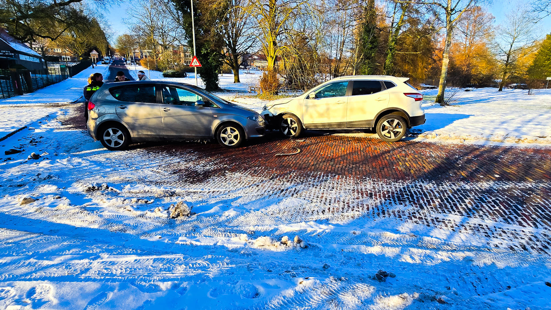 Twee auto’s botsen door gladheid, bestuurder loopt hoofdwond op