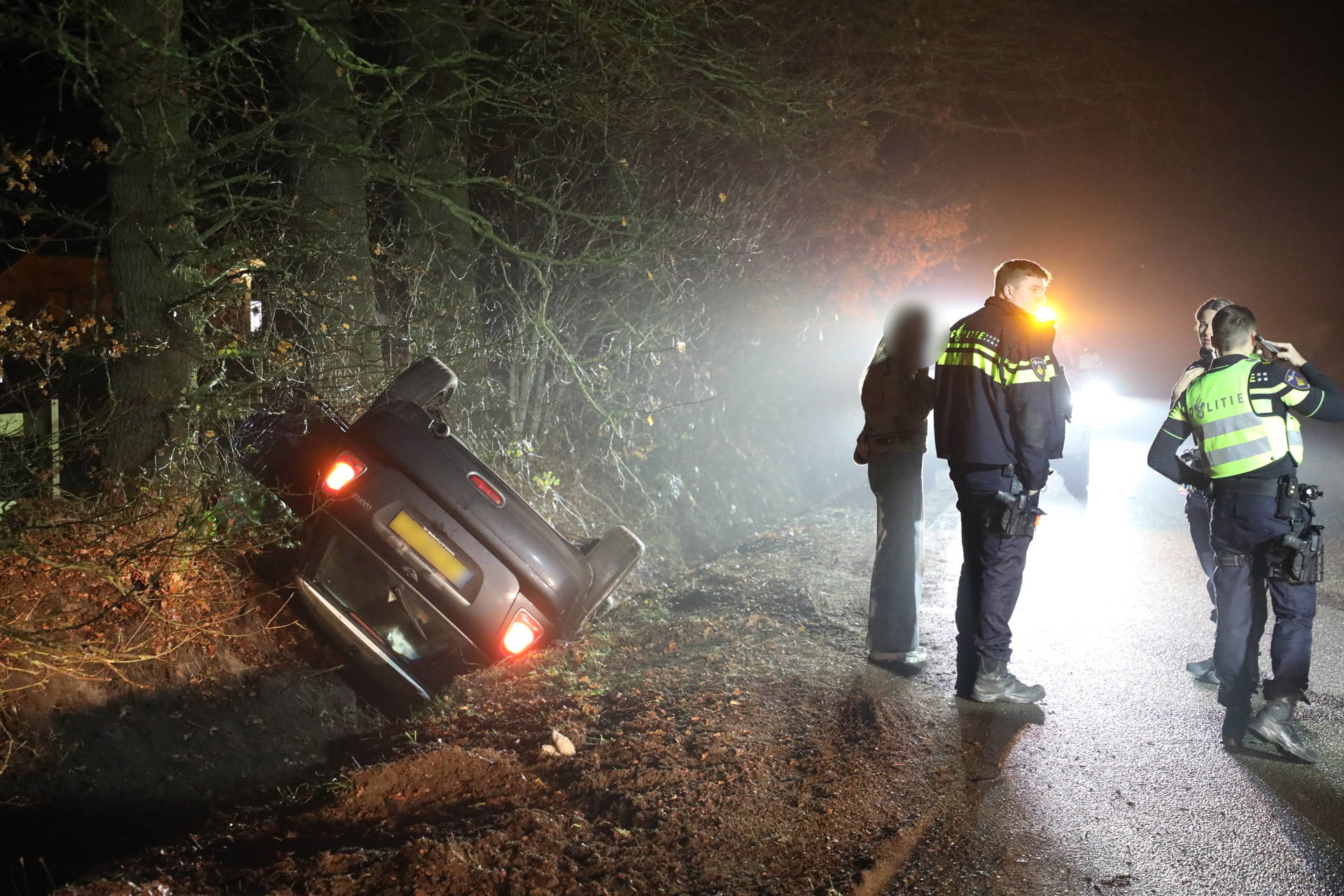 Vrouw onder invloed crasht met auto