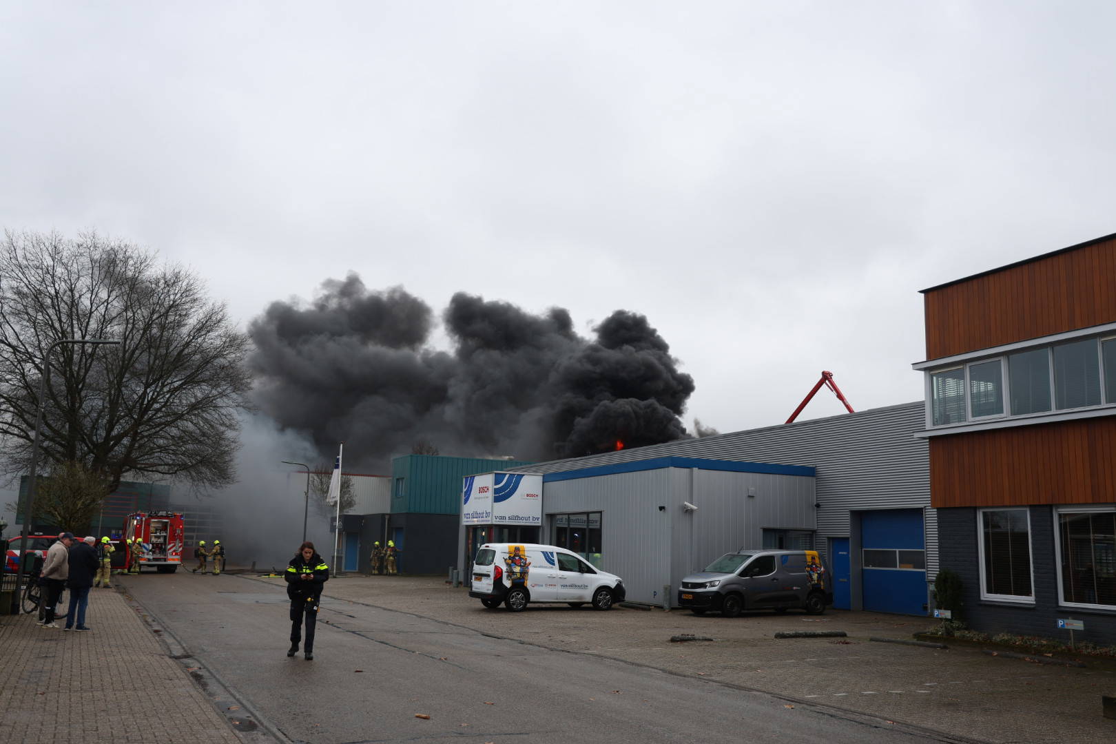Grote brand bij bedrijf; flinke rookontwikkeling