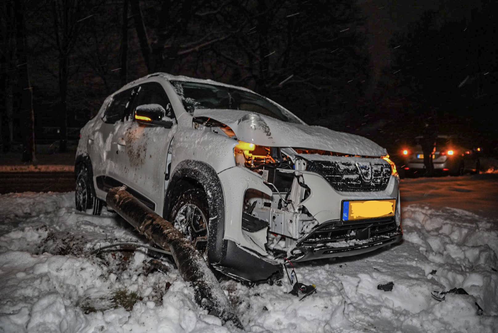 Auto vliegt door gladheid uit bocht en botst tegen lantaarnpaal