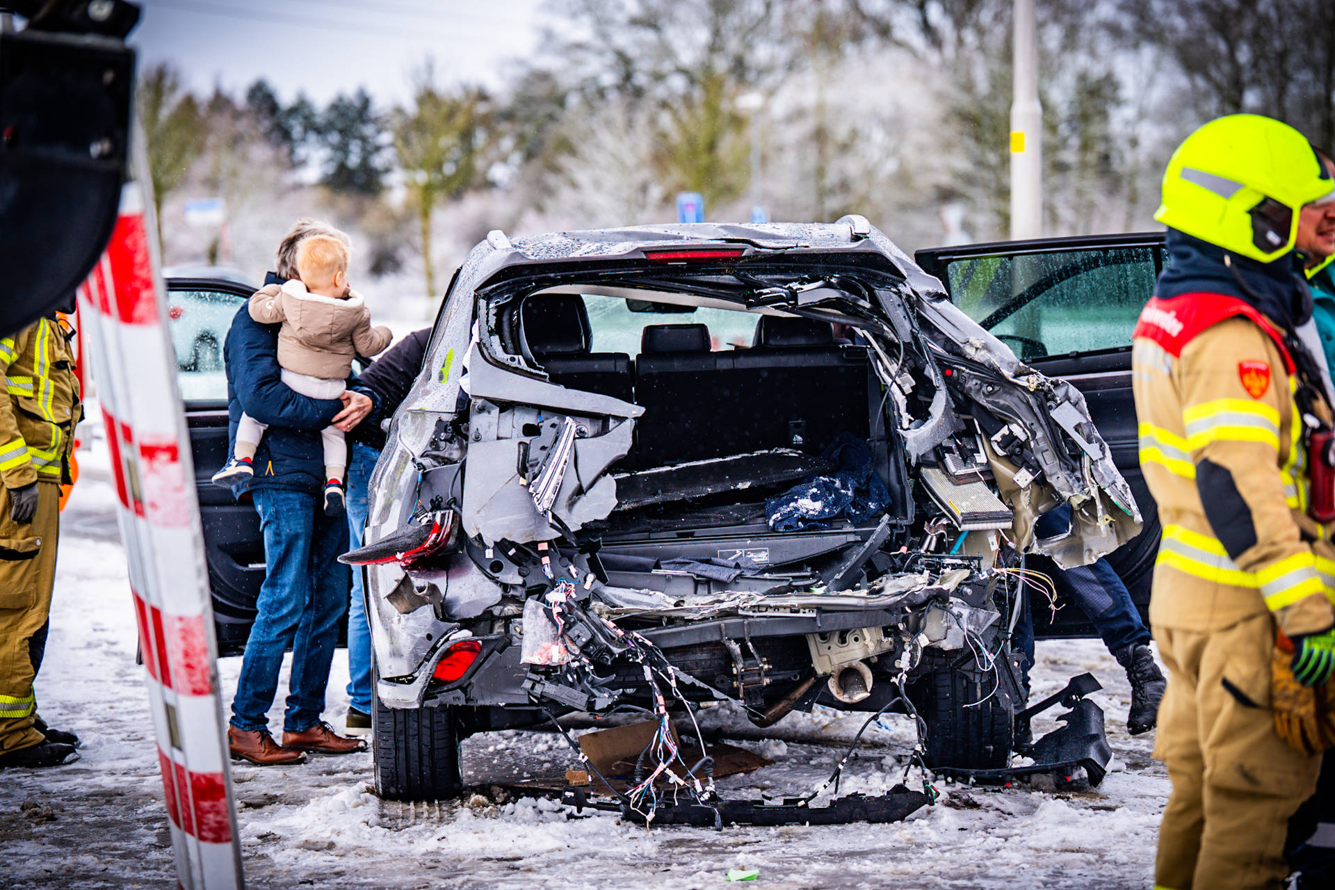 Gezin in auto wordt geschept door trein: gladheid de oorzaak
