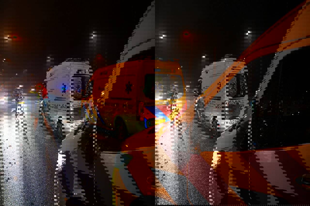 Persoon aangereden met auto, bestuurder rijdt door