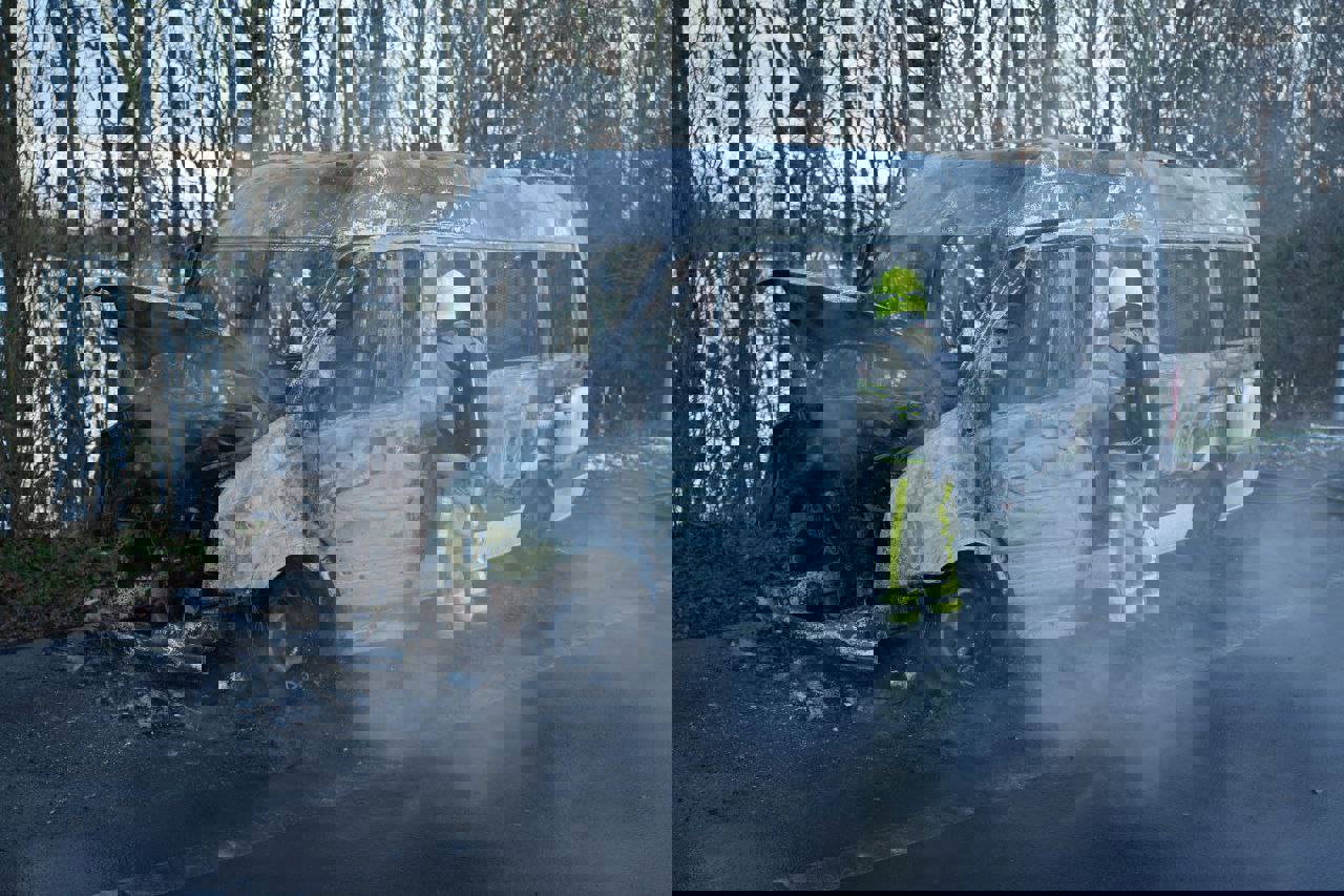 Taxibusje brandt volledig uit op afrit van snelweg