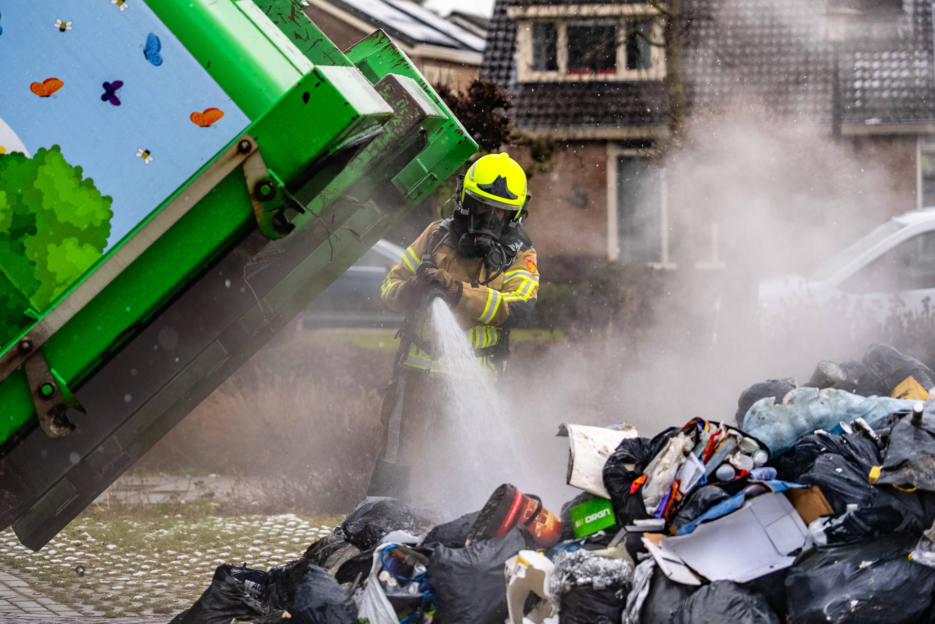 Brand in vuilniswagen, afval op parkeerplaats gelost
