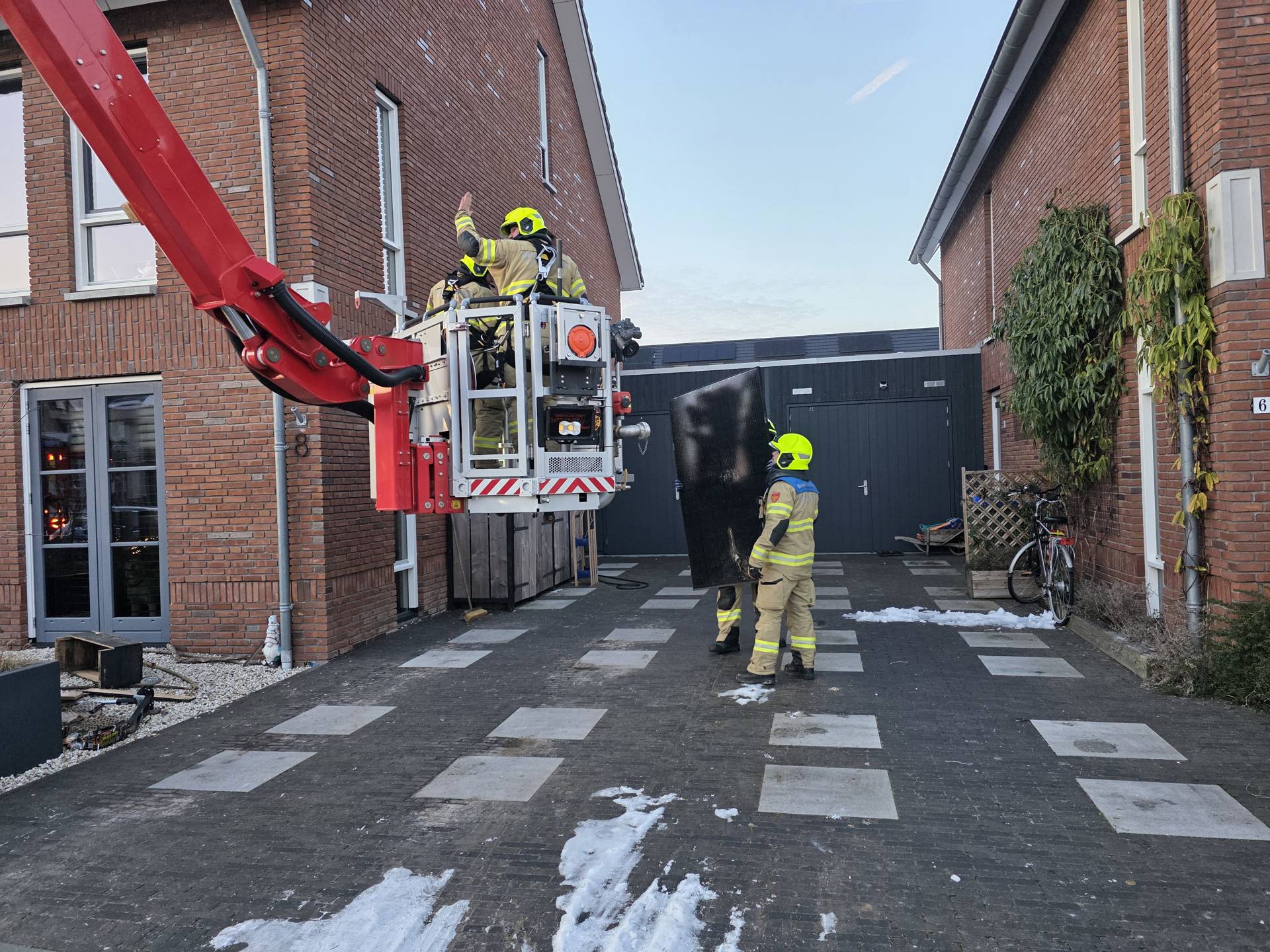 Alerte kinderen ontdekken dakbrand bij woning