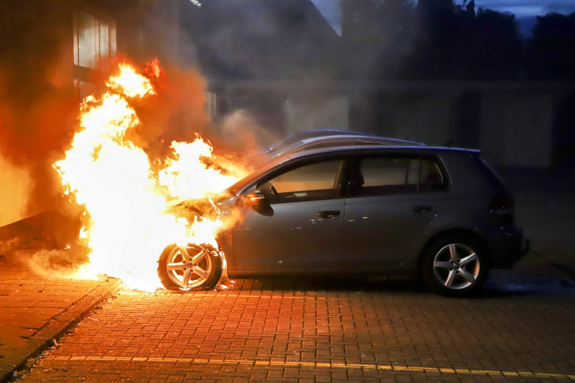 Auto brandt volledig uit op parkeerterrein