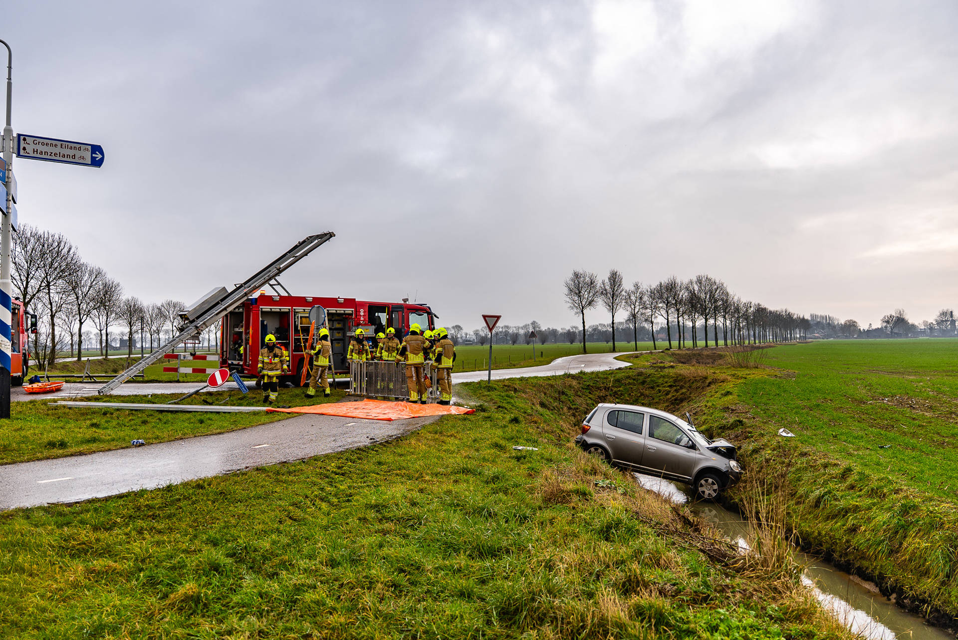Twee inzittenden gewond na auto te water, traumahelikopter ingezet