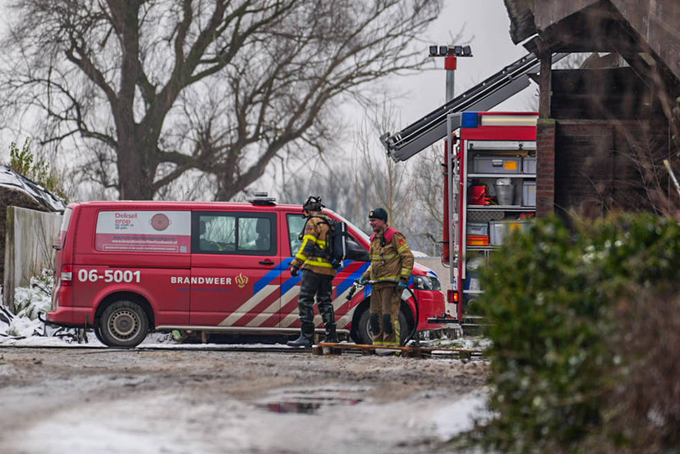 Brandweer redt koeien die in put in schuur zijn gevallen