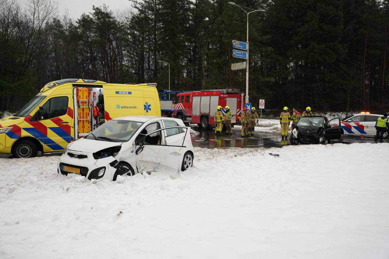 Twee gewonden na aanrijding tussen twee auto’s
