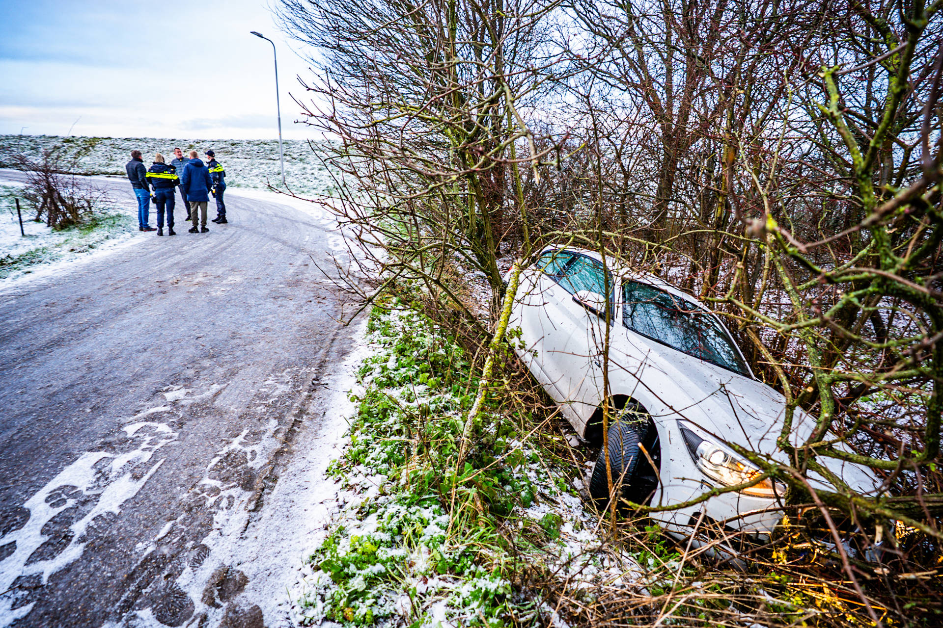 Automobilist gewond door gladheid en belandt in bosjes