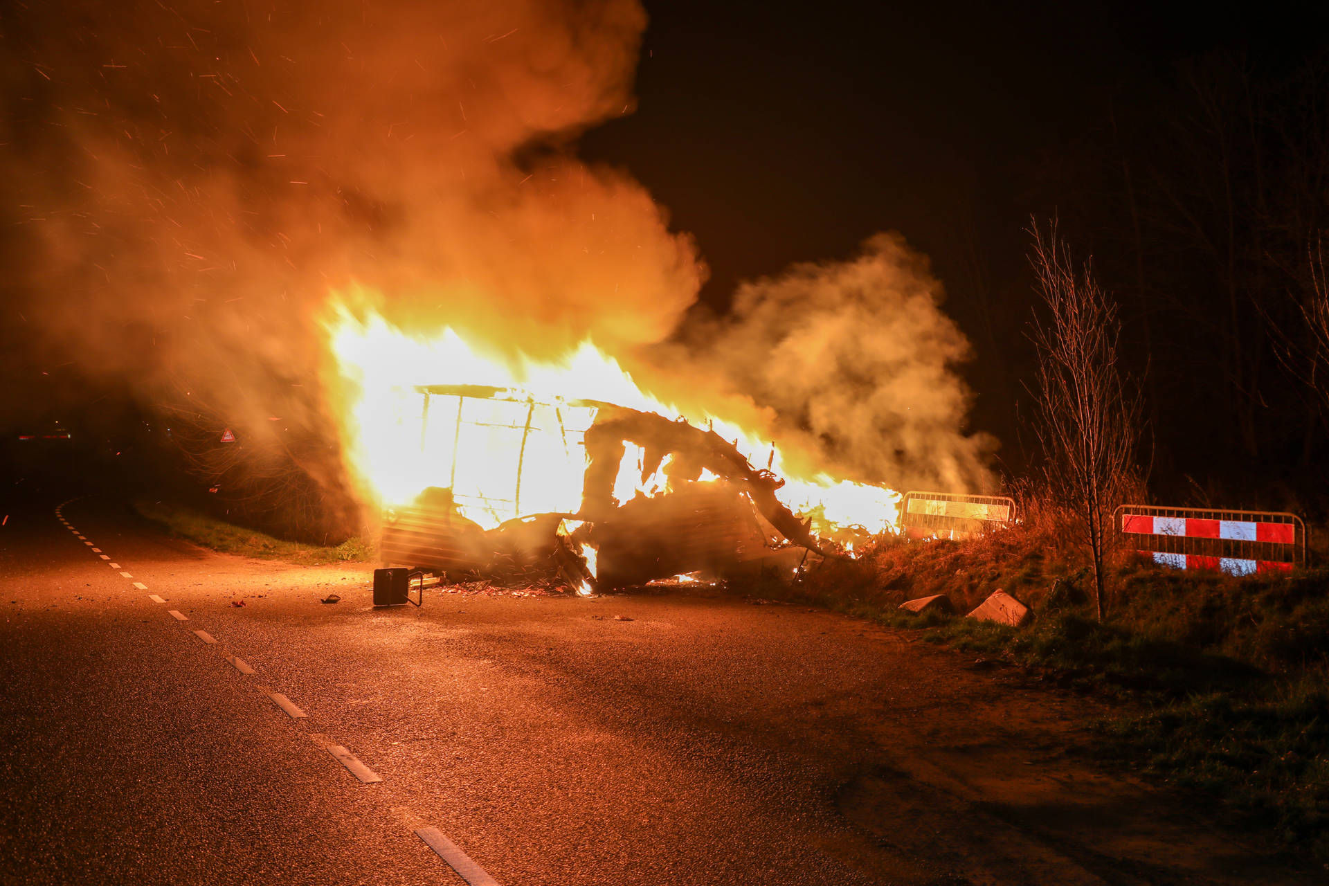 Caravan volledig uitgebrand langs snelweg