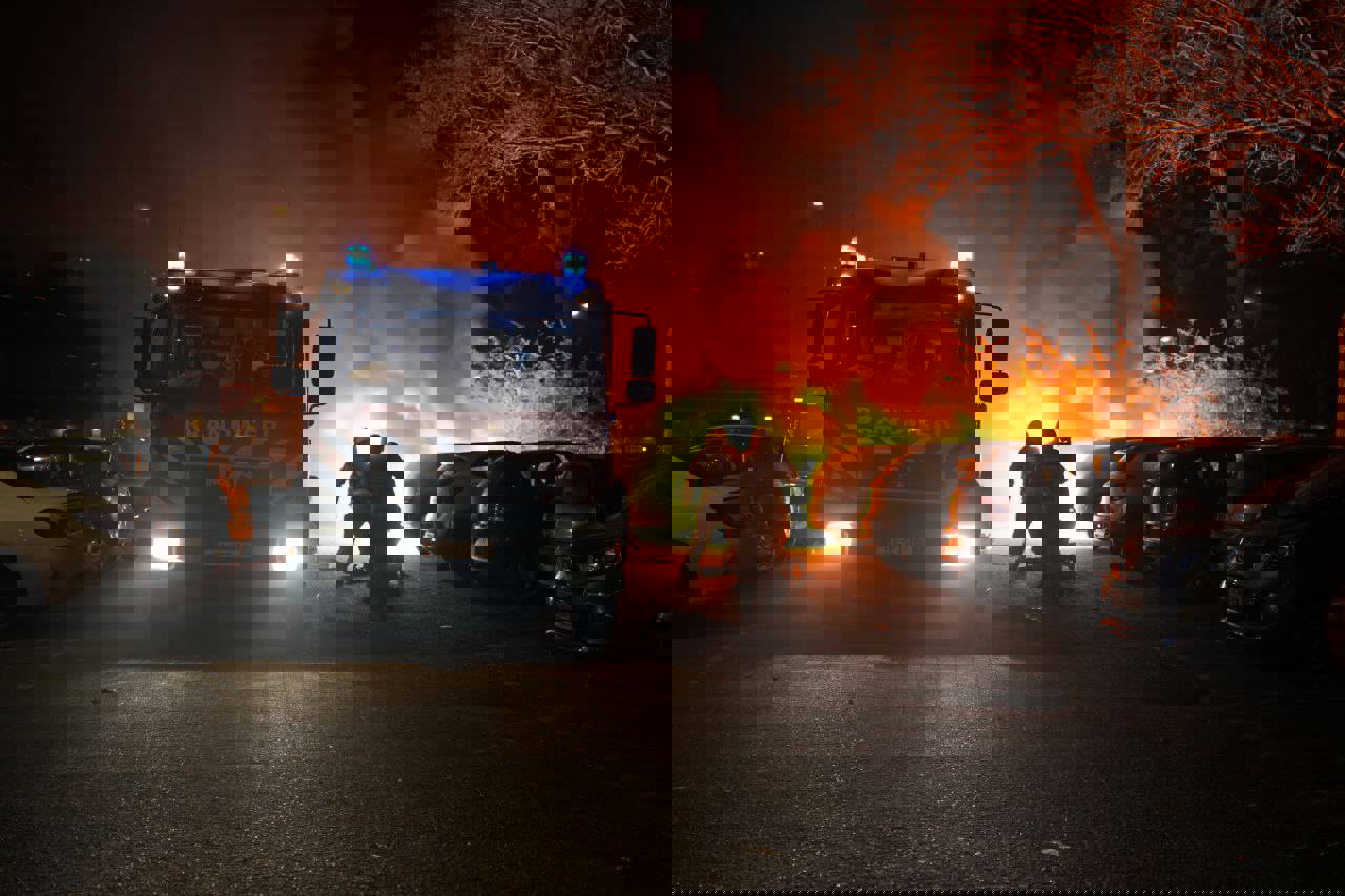 Vier auto’s zwaar beschadigd bij brand op parkeerplaats