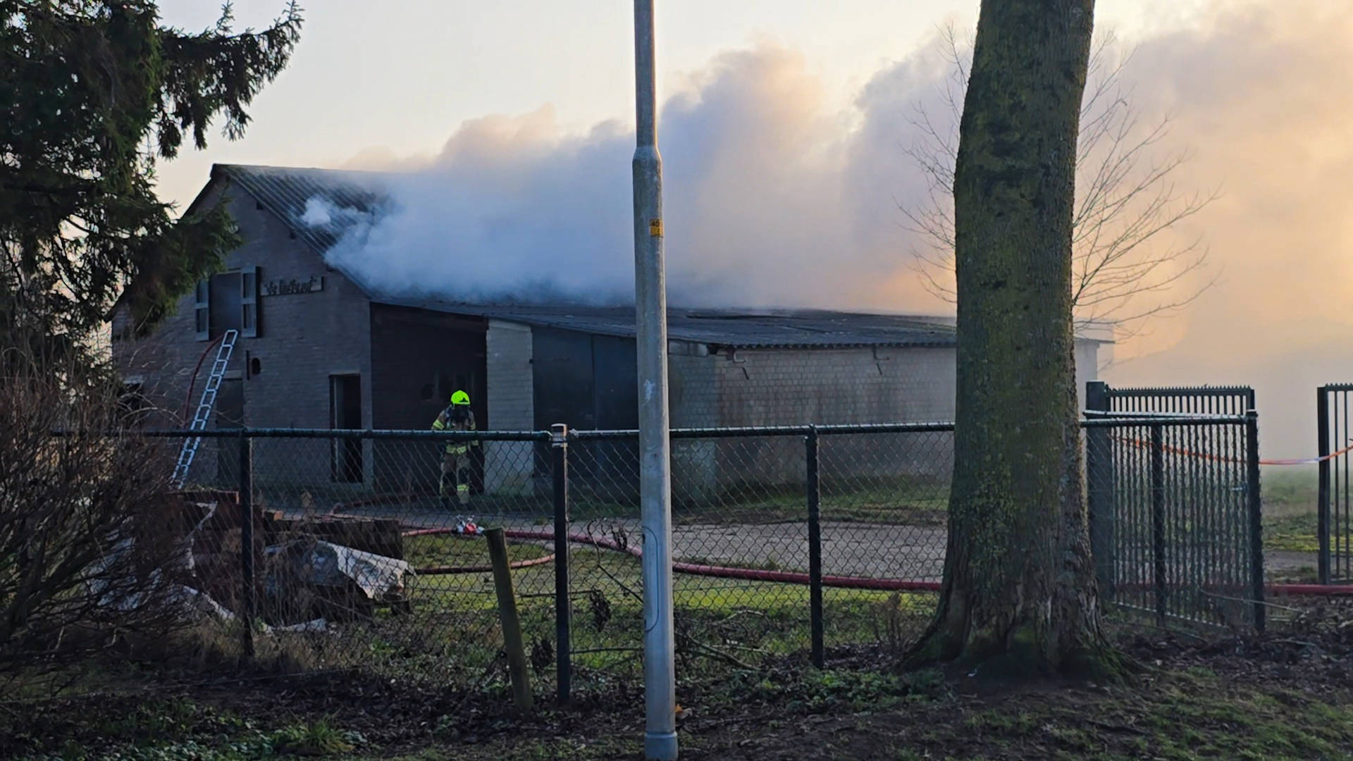 Brand in schuur met hooibalen, omgeving afgezet vanwege asbest