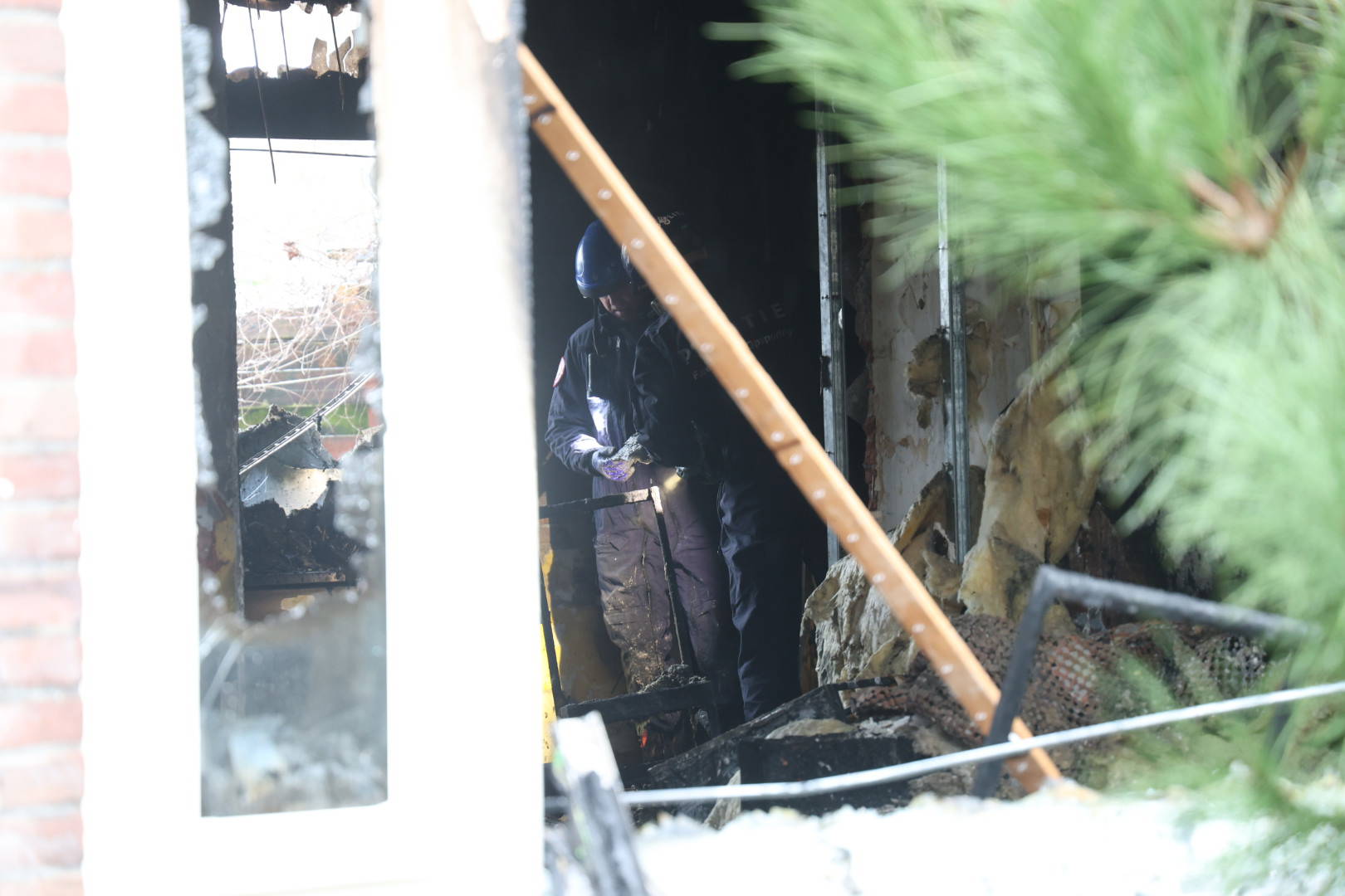 Politie zoekt twee personen na verwoestende woningbrand in Arnhem