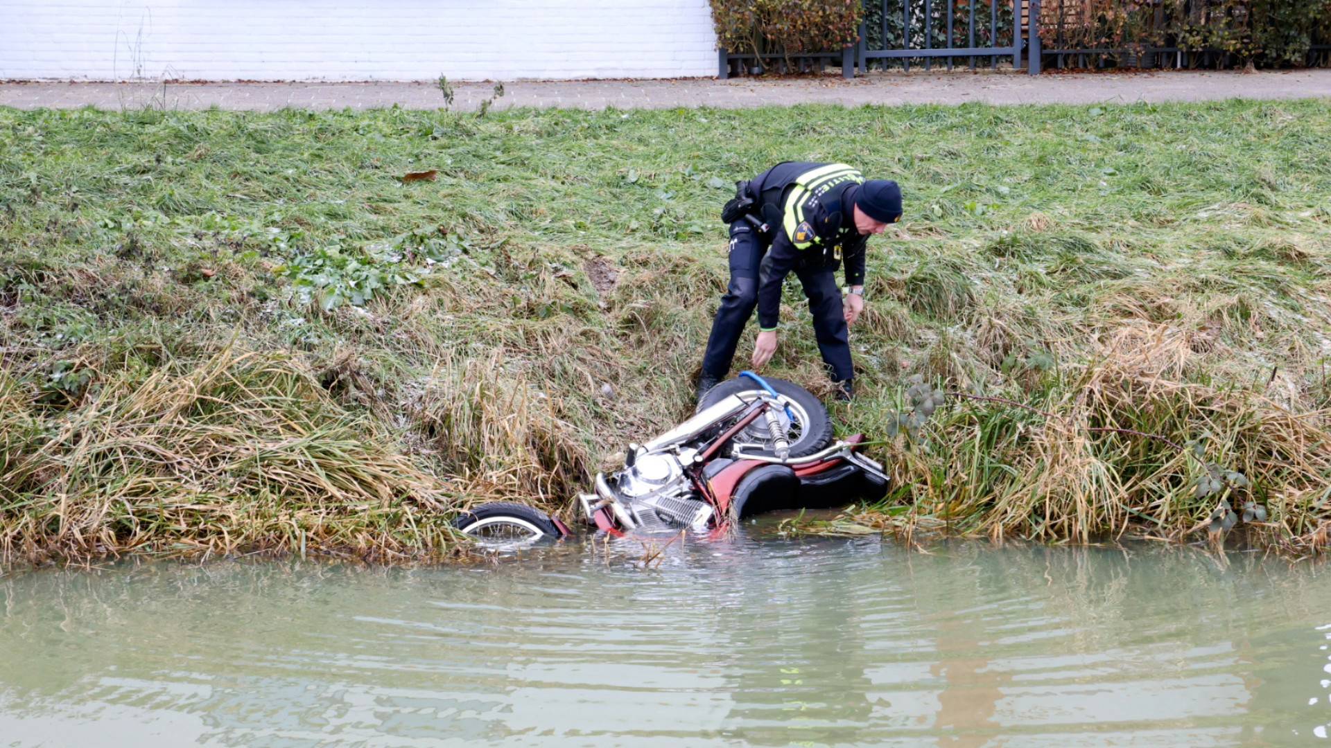 Gedumpte motor half in water aangetroffen