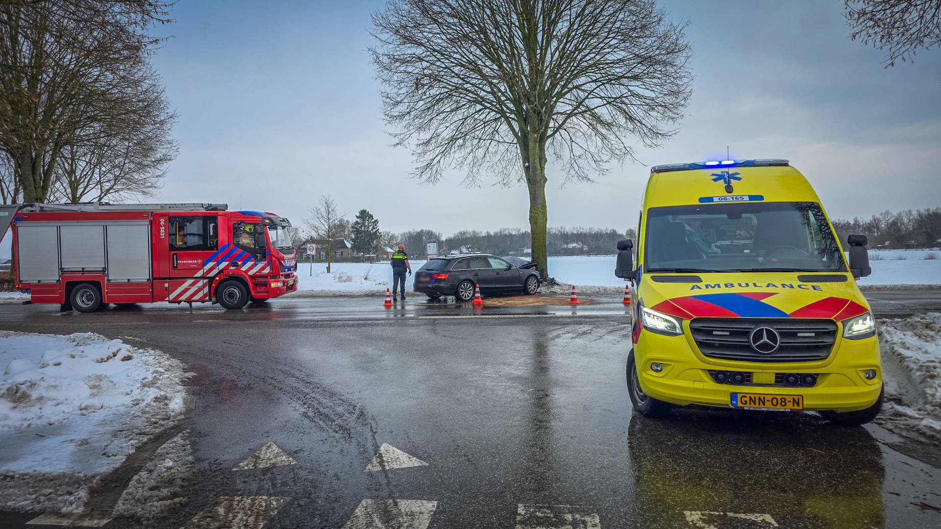 Auto botst door gladheid frontaal tegen boom