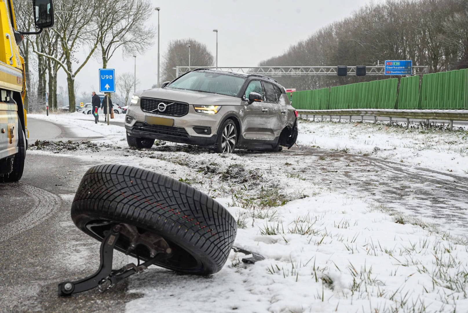 Wiel breekt af bij ongeval door gladheid