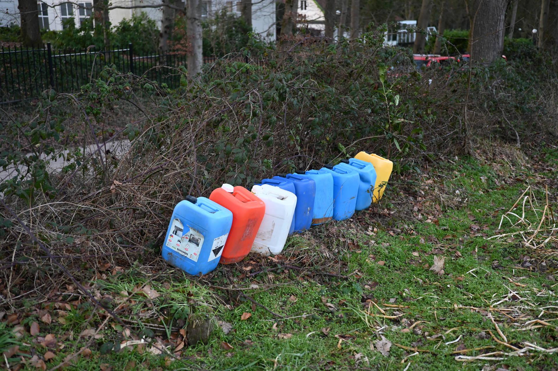 Vijftien vaten gevonden na stankmelding