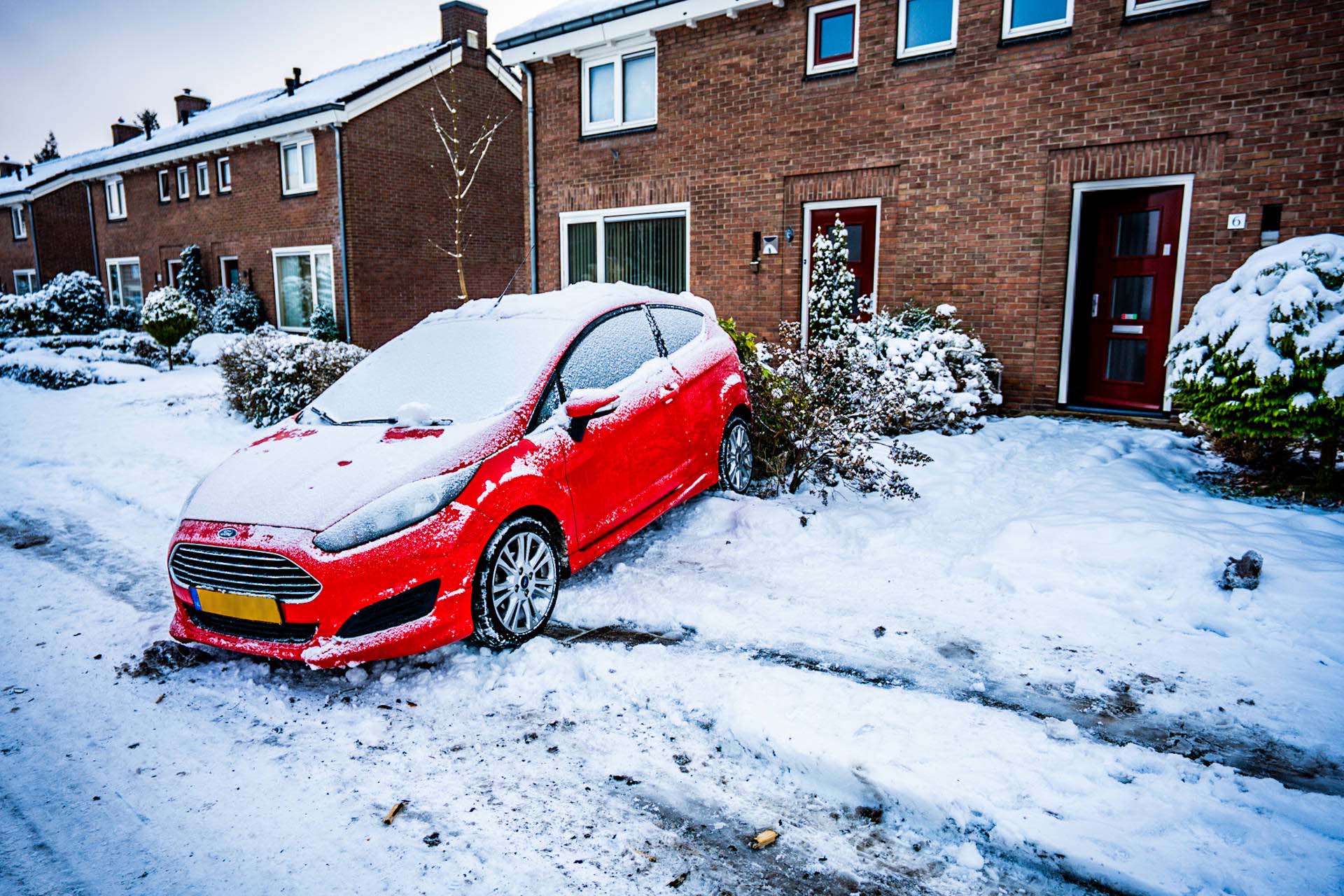 Geparkeerde auto belandt in voortuin na botsing met bestelbus