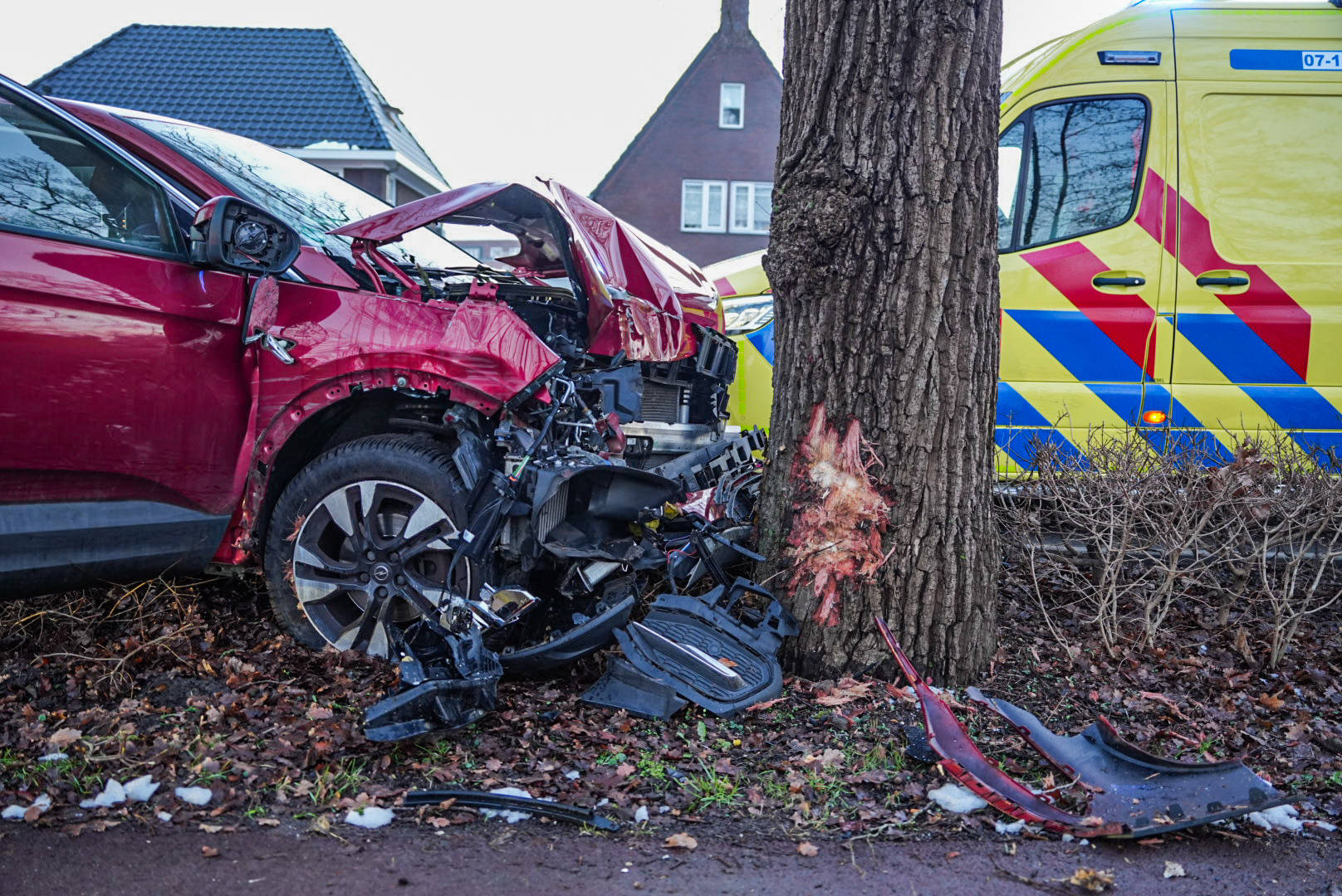 Auto crasht tegen boom