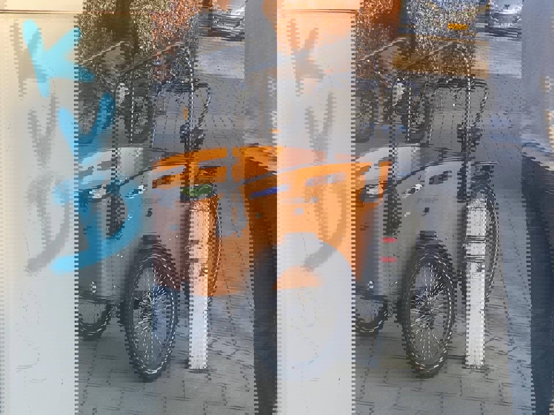 Moeder en kind in bakfiets gewond bij botsing met auto