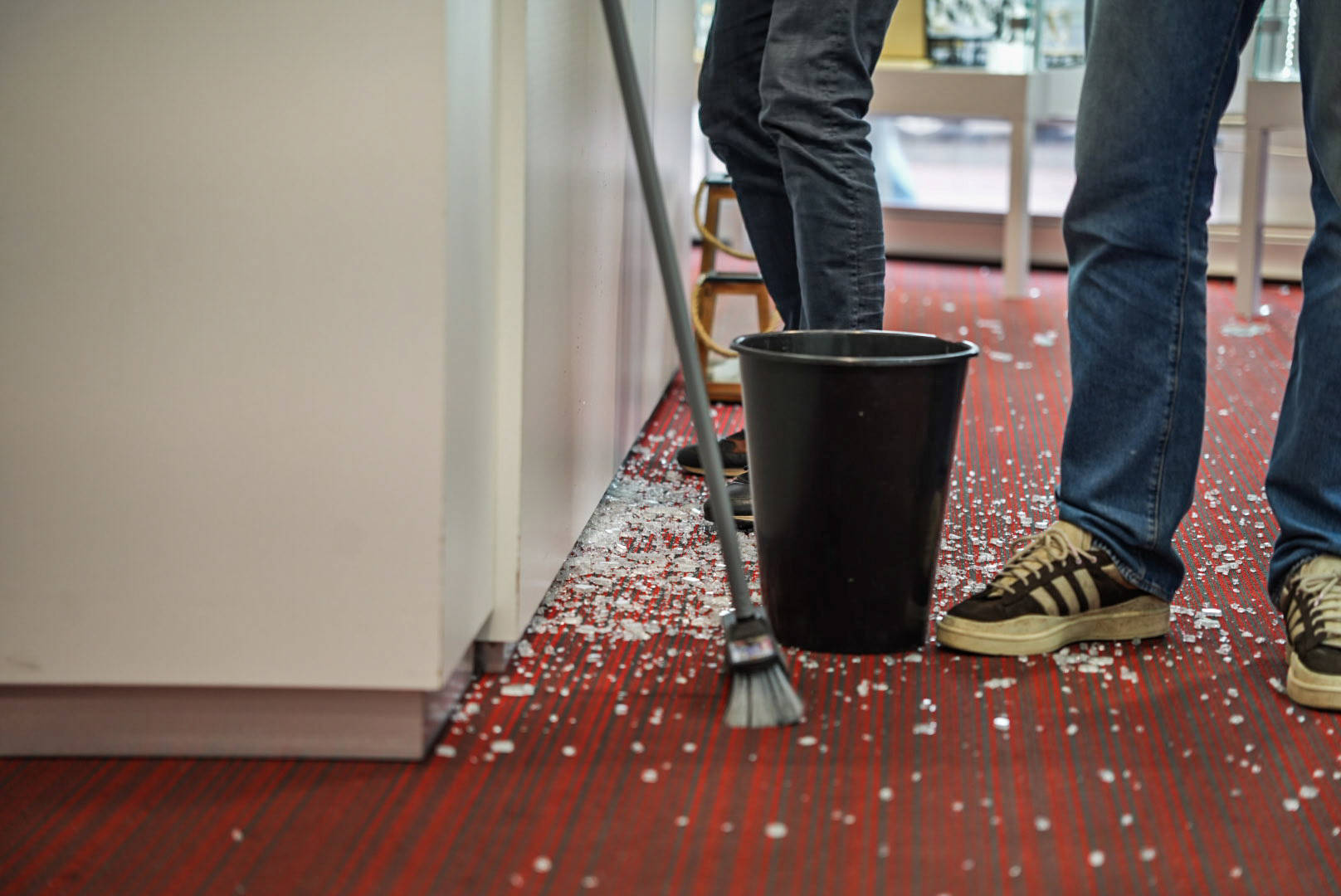Inbraak bij juwelier, vitrines met goud leeggehaald