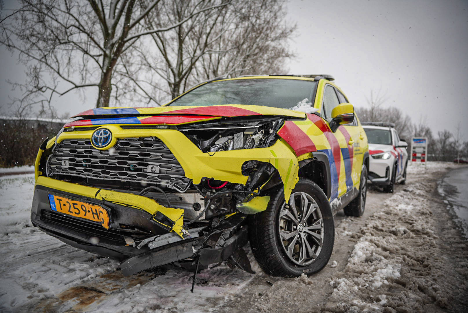 Ambulance botst met auto op kruising