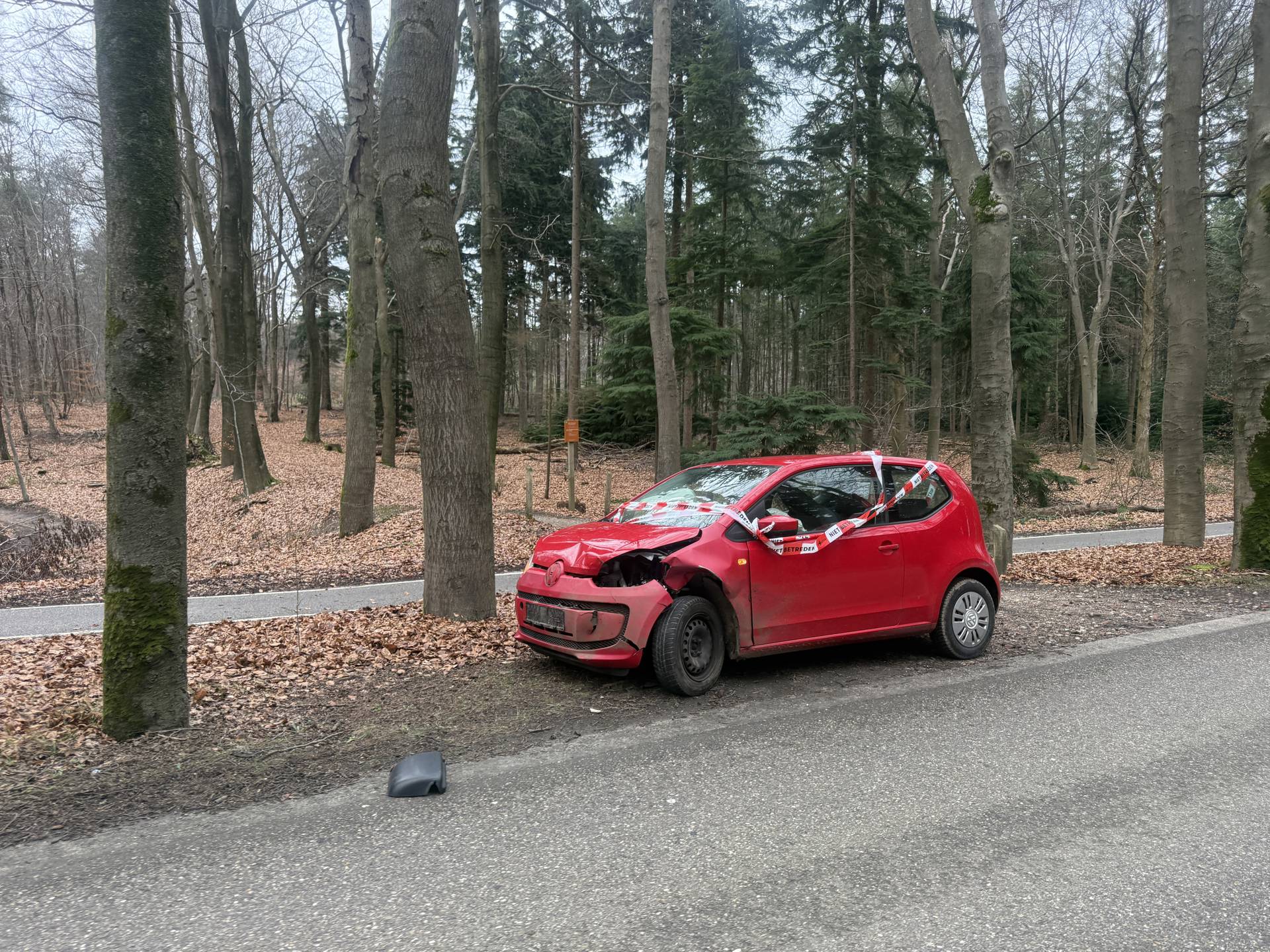 Zwaar beschadigde auto aangetroffen, politie doet onderzoek