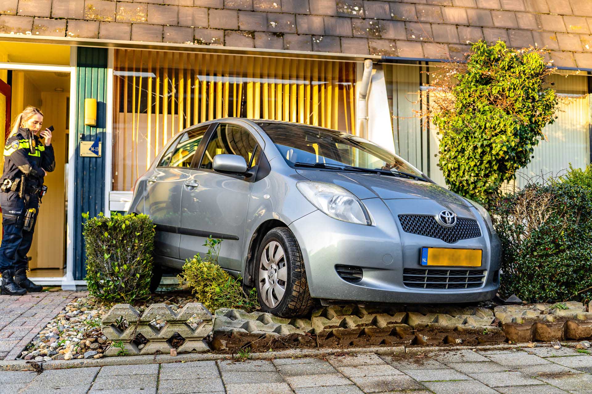 Auto belandt in voortuin en veroorzaakt schade aan woning