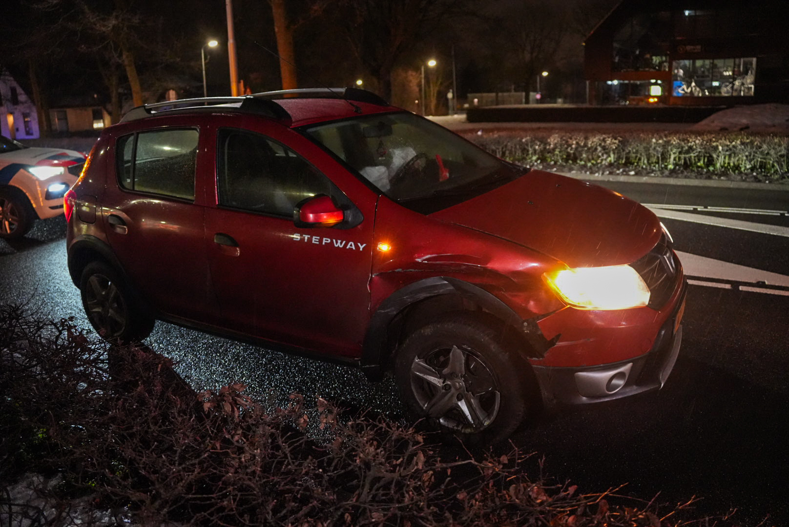 Voorwiel breekt af bij aanrijding tussen twee auto’s