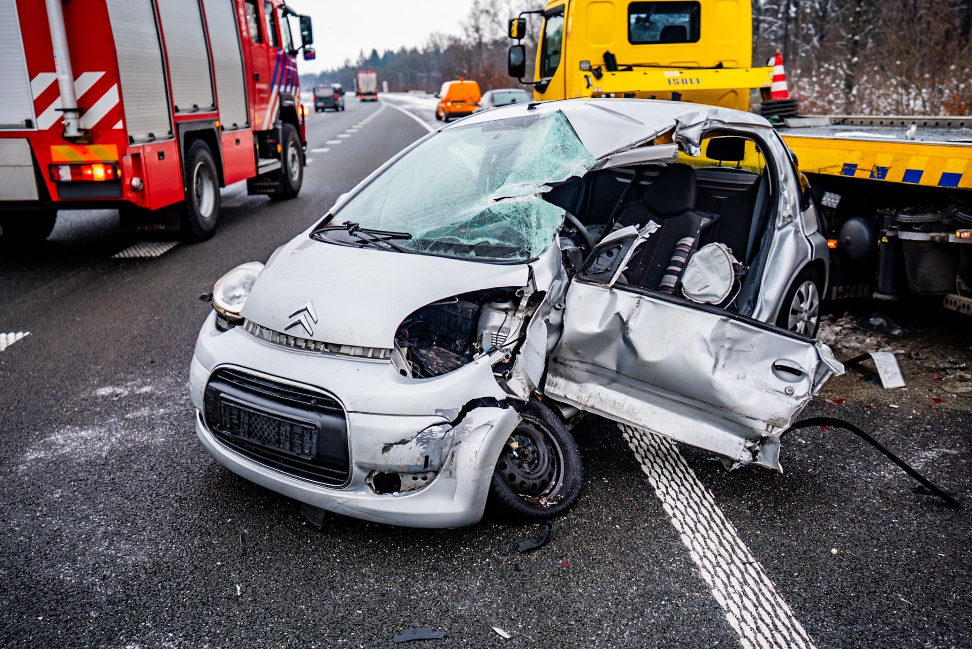 Persoon overleden na botsing met berger tijdens gladheid op snelweg