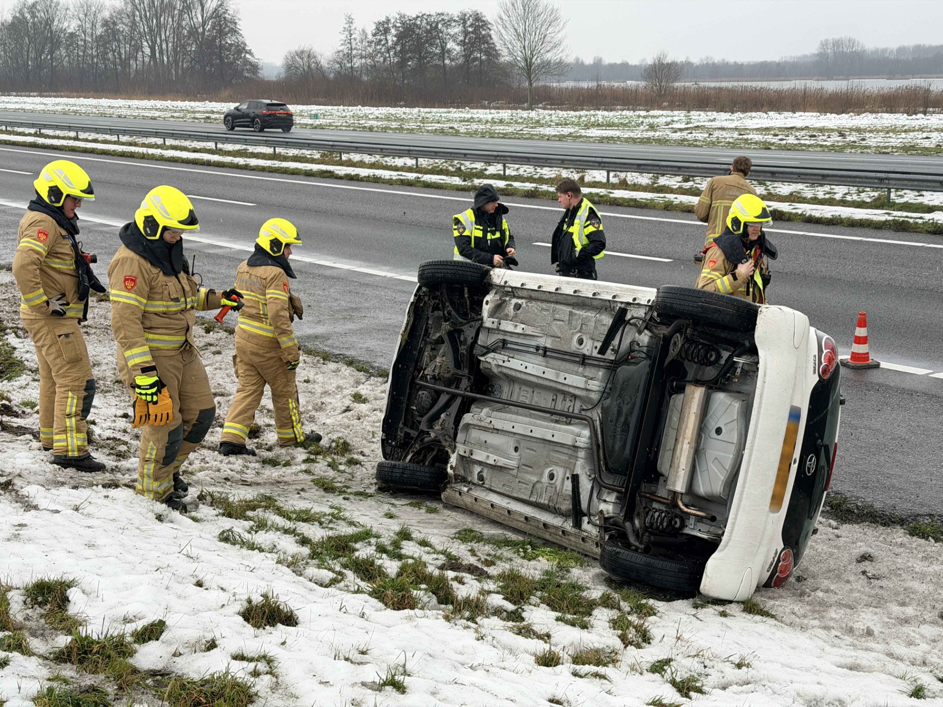 Auto belandt op zijkant na glijpartij op snelweg