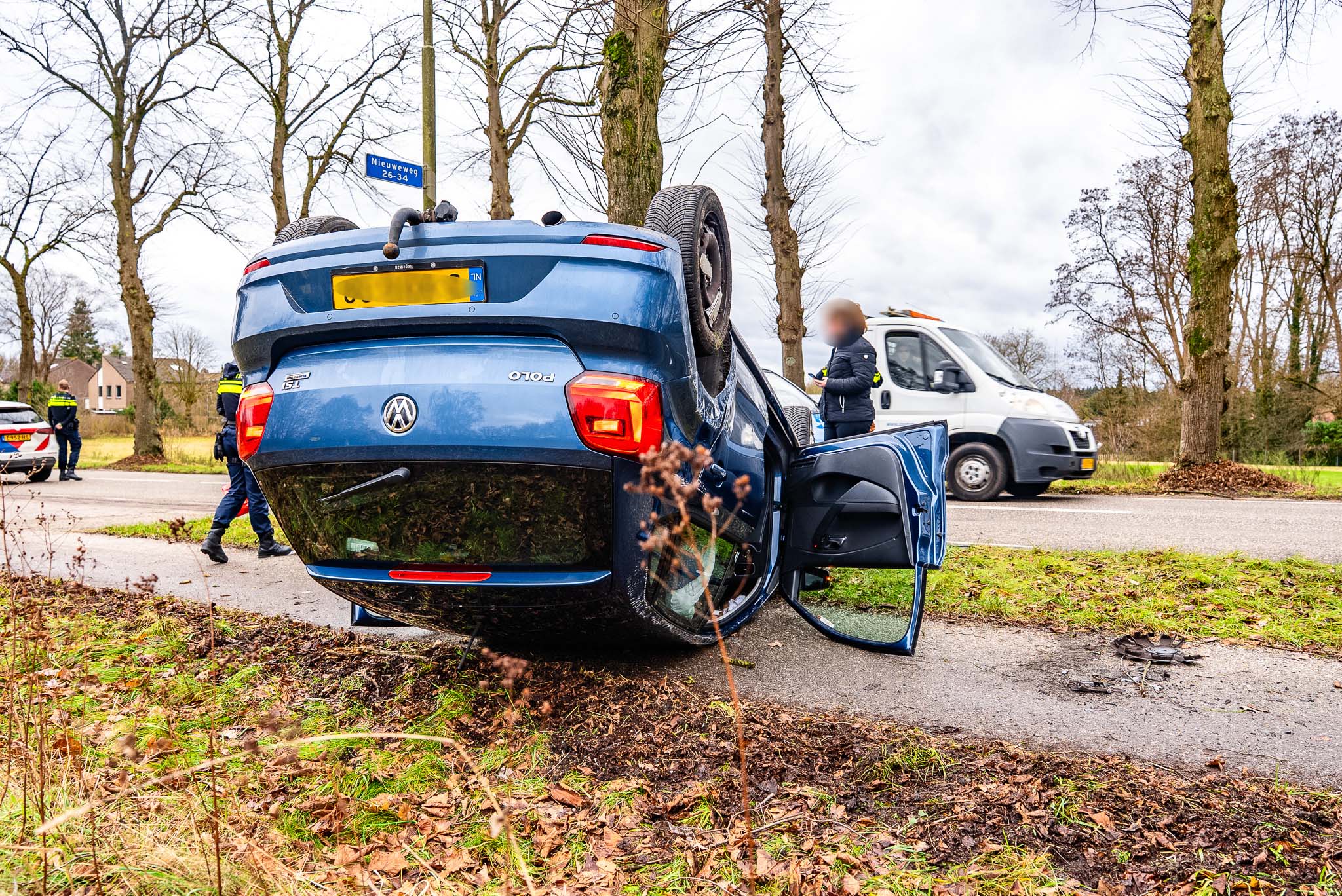 Auto belandt op de kop na aanrijding