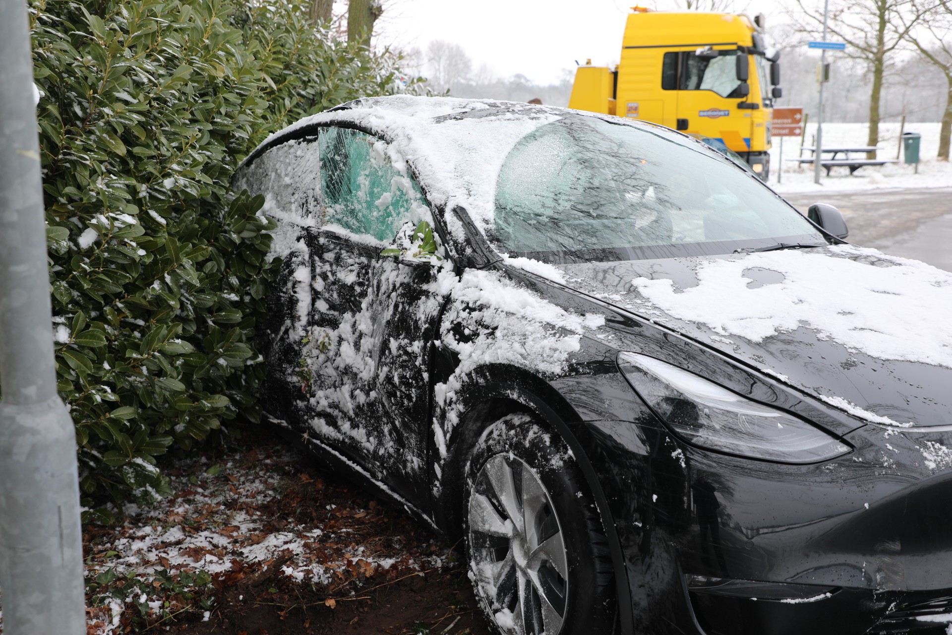 Auto vliegt uit bocht en raakt boom