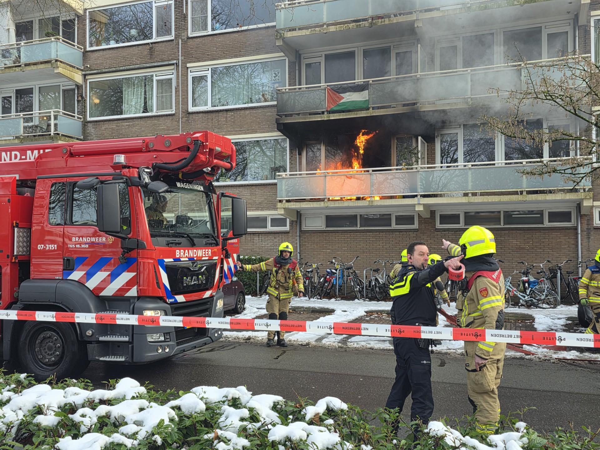 Flinke woningbrand nadat vuurwerk op balkon wordt gegooid