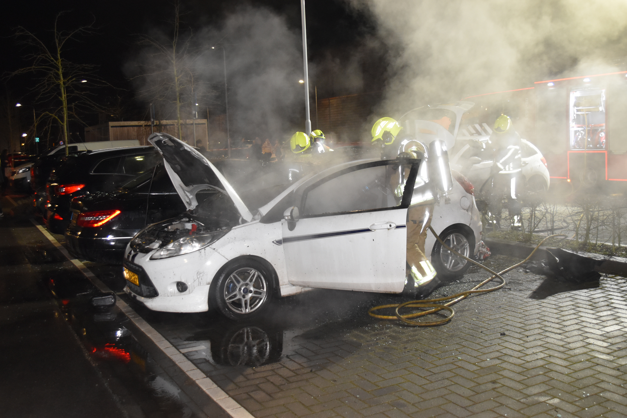 Auto’s in vlammen op tijdens carnavalsfeest