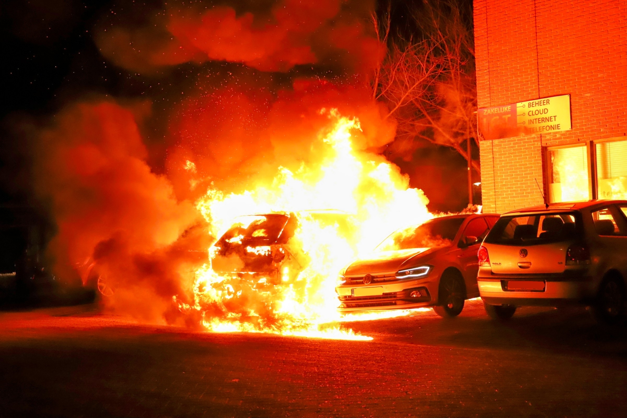 Drie geparkeerde auto’s uitgebrand
