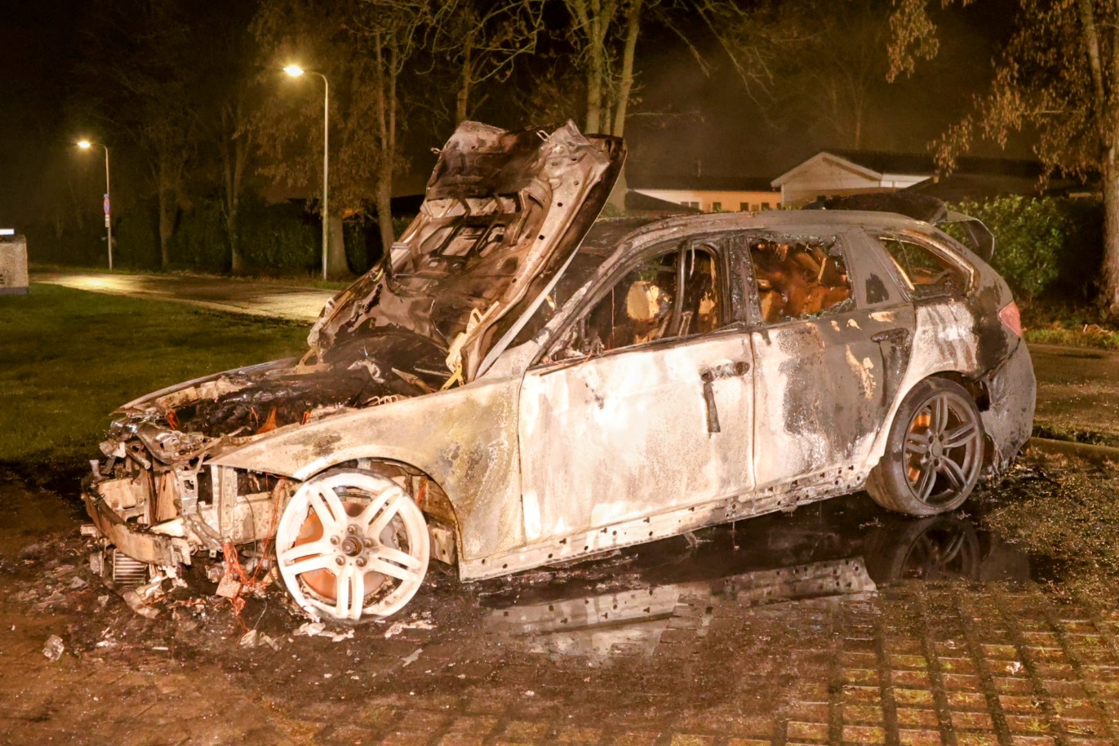 Auto uitgebrand, oorzaak nog onbekend