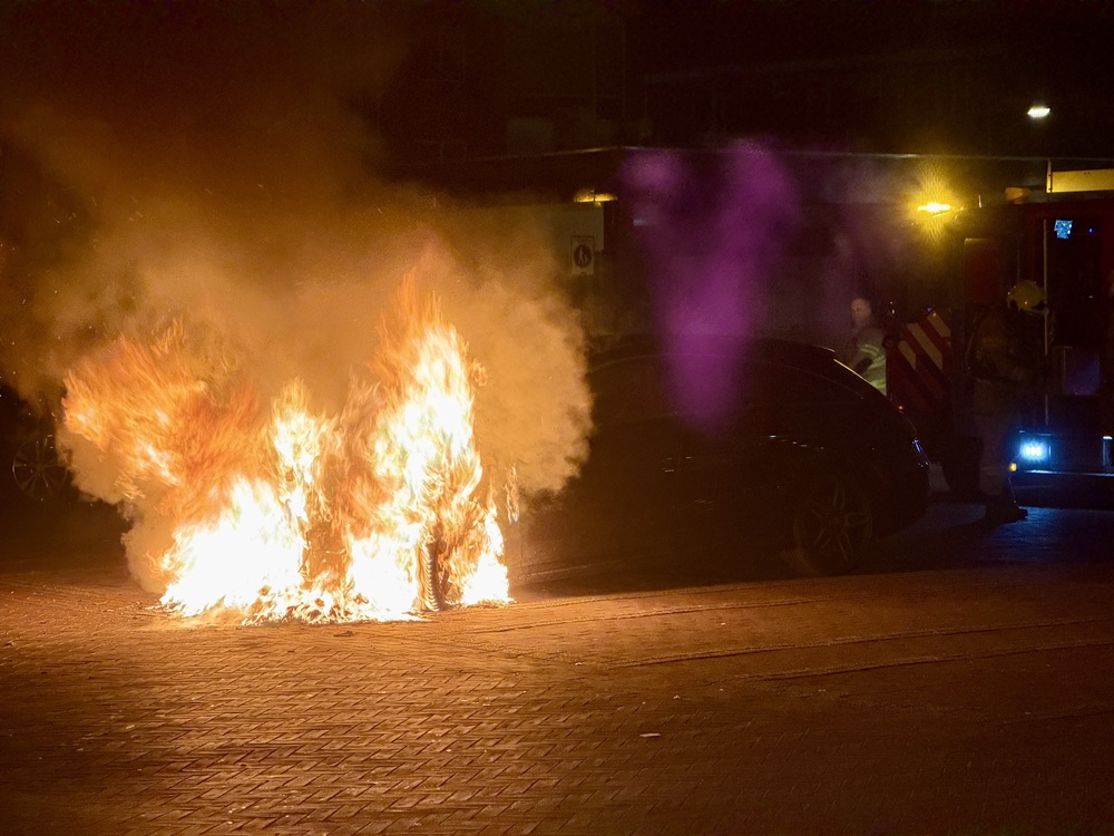 Auto vliegt in brand bij flatgebouw in Arnhem