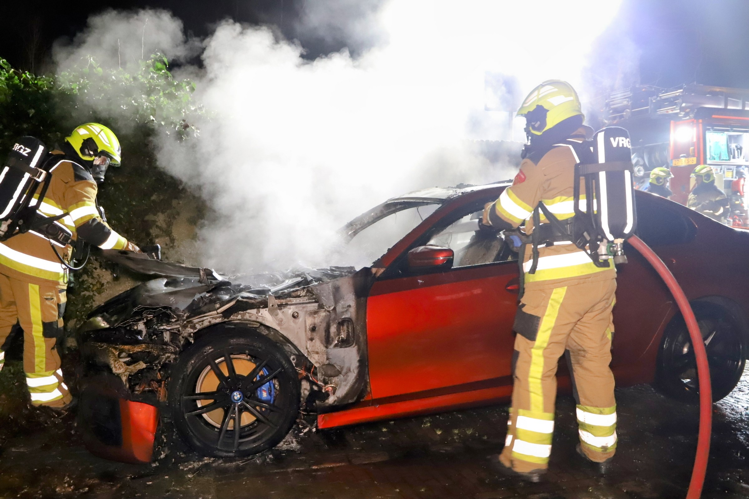 Auto geheel uitgebrand, politie onderzoekt oorzaak